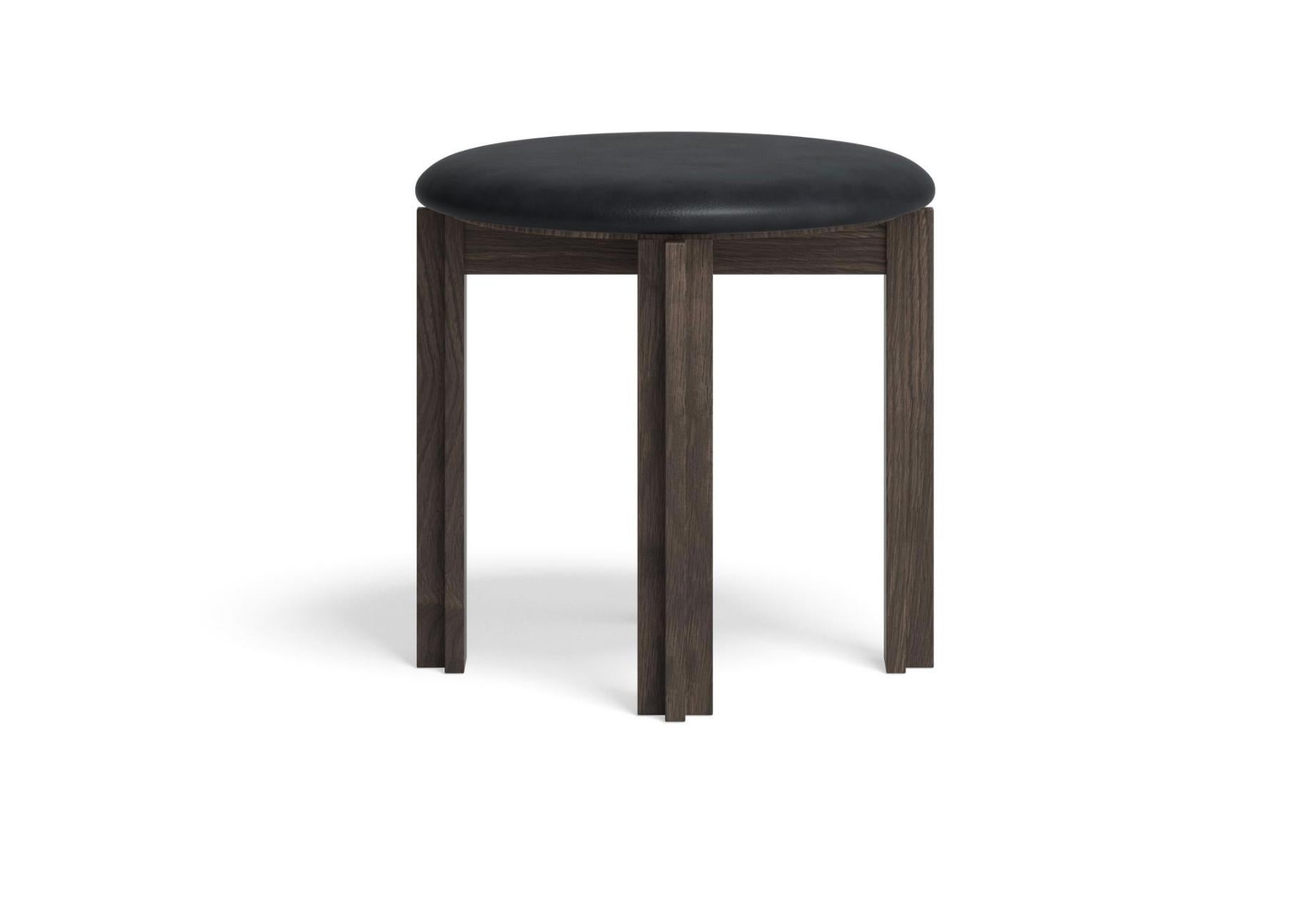Bodil Kjaer Smoke Staued Oak Principal  Hocker für Karakter 

Der Principal Stool wurde von Bodil Kjærs Principal Stuhl aus dem Jahr 1961 inspiriert und behält dessen funktionales und minimalistisches Design bei. Das Design zeichnet sich durch eine