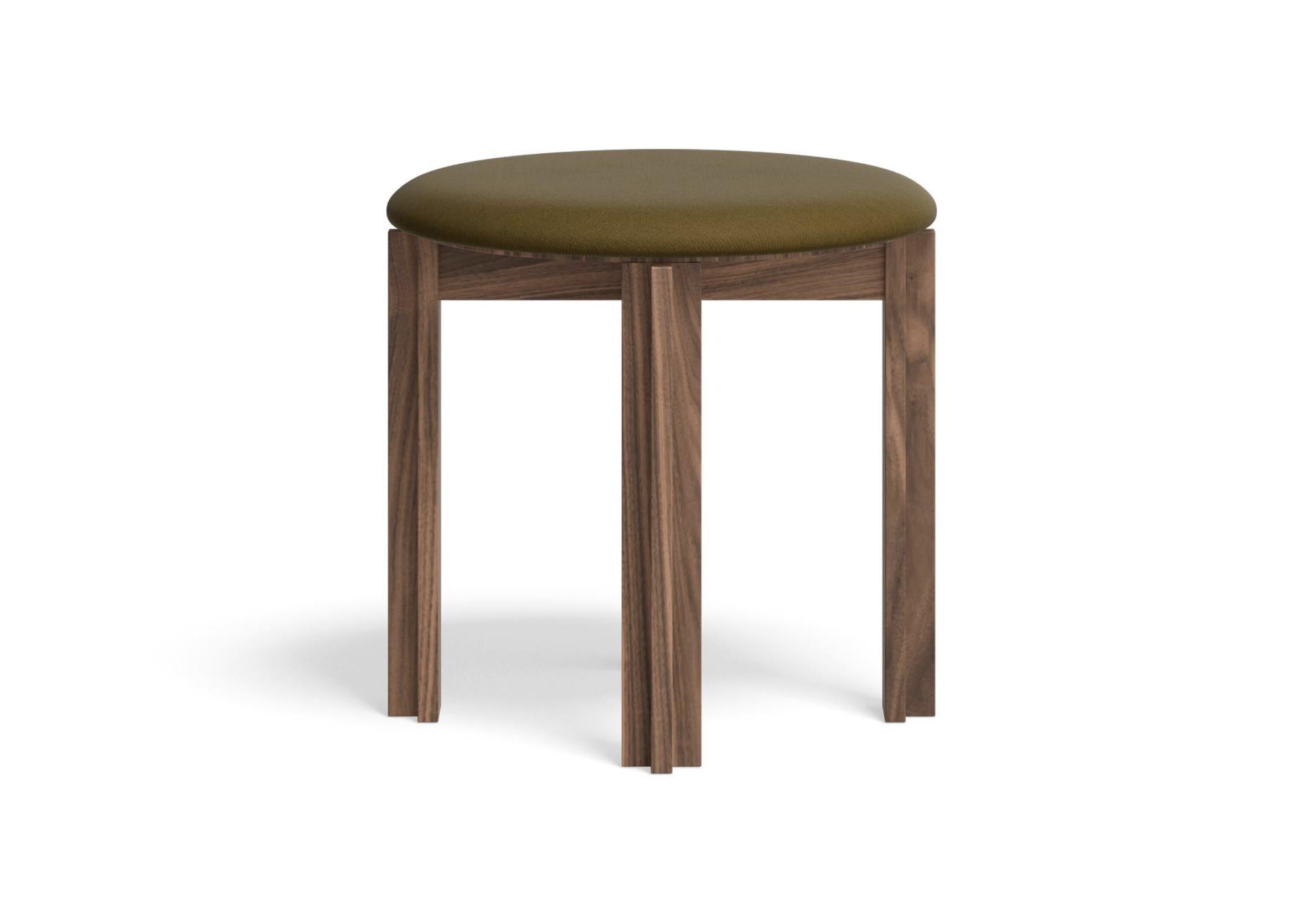 Bodil Kjaer Walnut Principal  Tabouret pour Karakter 

S'inspirant de la chaise Principal de Bodil Kjær datant de 1961, le tabouret Principal conserve le design fonctionnel et minimaliste de la chaise. Caractérisé par une utilisation simple et