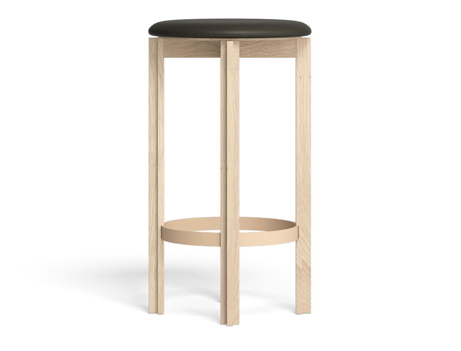 Sgabello da bar The Principals di Bodil Kjaer in Oak tinto bianco per Karakter 

Ispirandosi alla sedia Principal di Bodil Kjær del 1961, lo sgabello Principal ne mantiene il design funzionale e minimalista. Caratterizzato da un uso semplice e