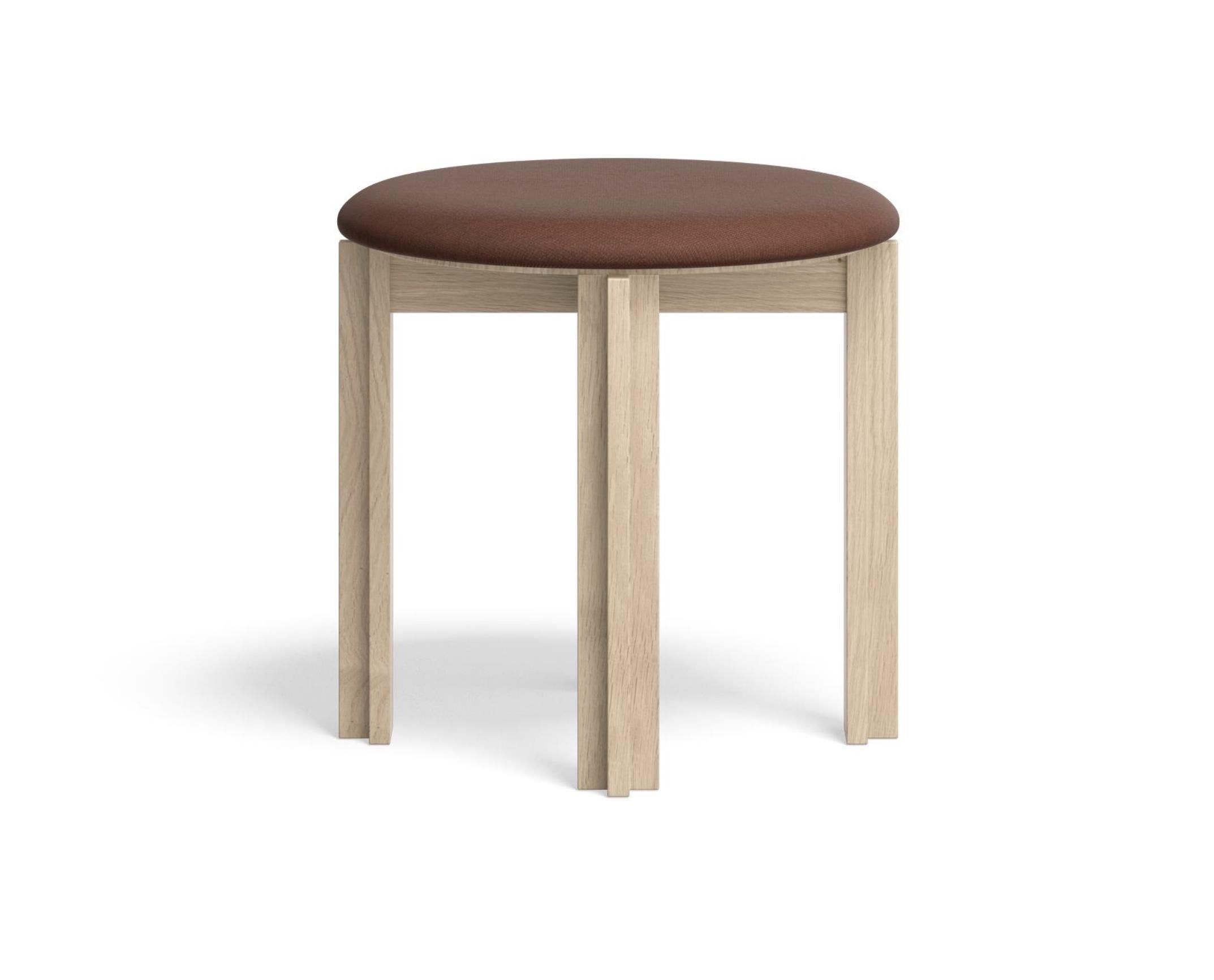 Bodil Kjaer Weißgebeiztes Eichenholz Prinzipal  Hocker für Karakter 

Der Principal Stool wurde von Bodil Kjærs Principal Stuhl aus dem Jahr 1961 inspiriert und behält dessen funktionales und minimalistisches Design bei. Das Design zeichnet sich