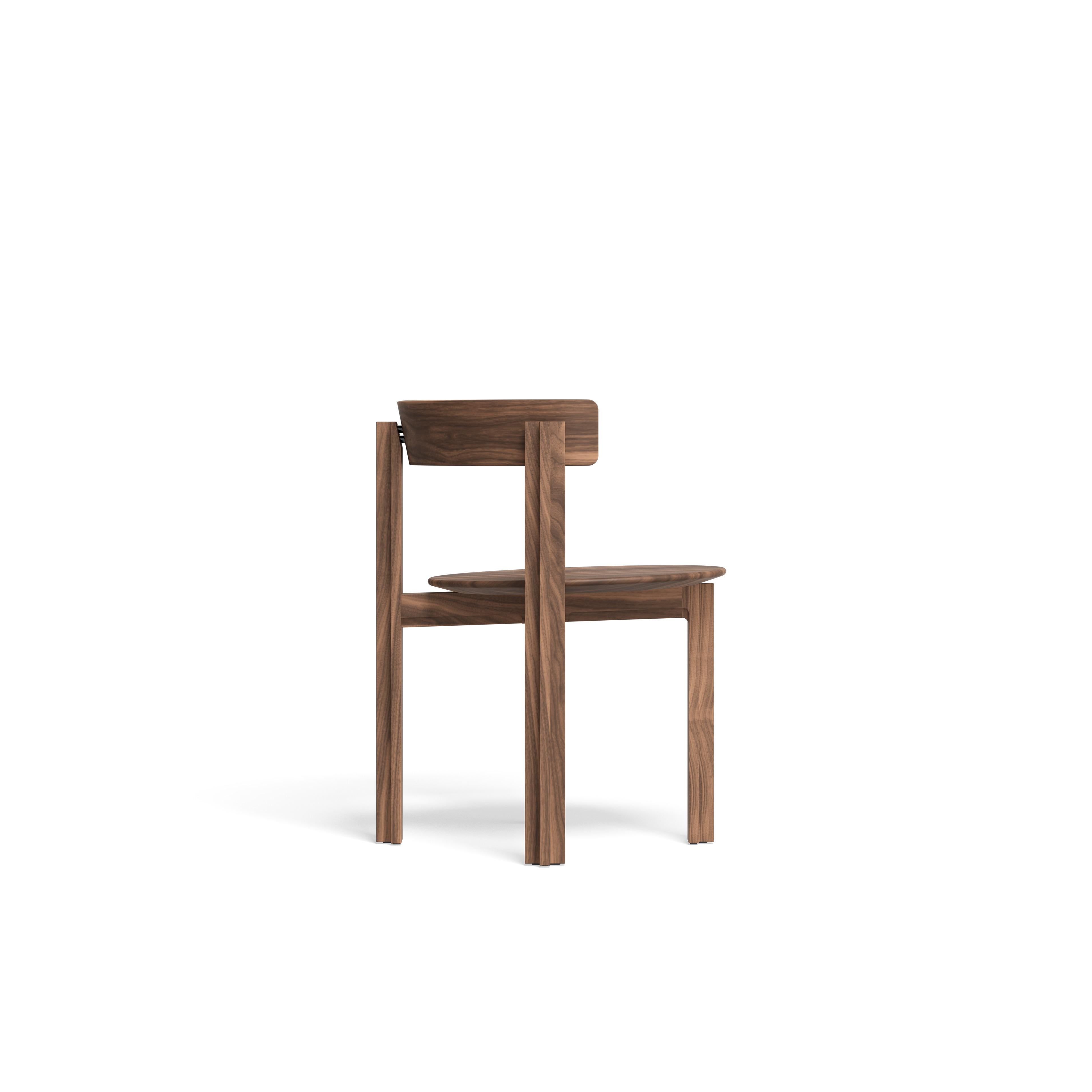 Bodil Kjaer Sedia Principale in Oak tinto fumo All Wood per Karakter 

Caratterizzata da un uso semplice e onesto di forme e materiali, la sedia Principals è senza tempo sotto ogni aspetto. È stato progettato meticolosamente nei minimi dettagli,