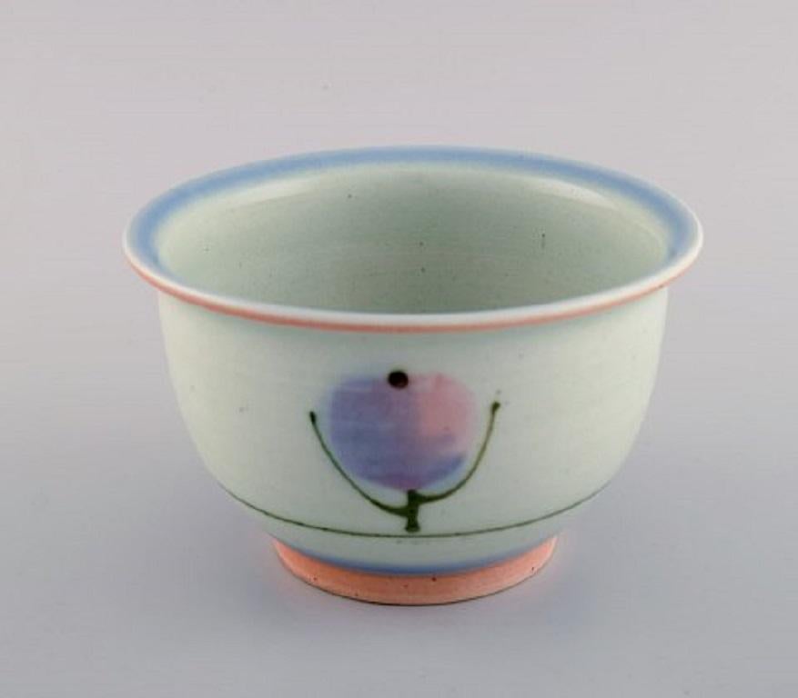 Bodil Manz (b. 1943), Denmark. Unique bowl in glazed ceramics with hand-painted flowers. 1980's.
Measures: 15 x 9.8 cm.
In excellent condition.
Signed.