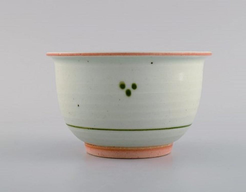 Bodil Manz (b. 1943), Denmark. Unique bowl in glazed ceramics with hand-painted flowers. 1980s.
Measures: 13 x 8 cm.
In excellent condition.
Signed.