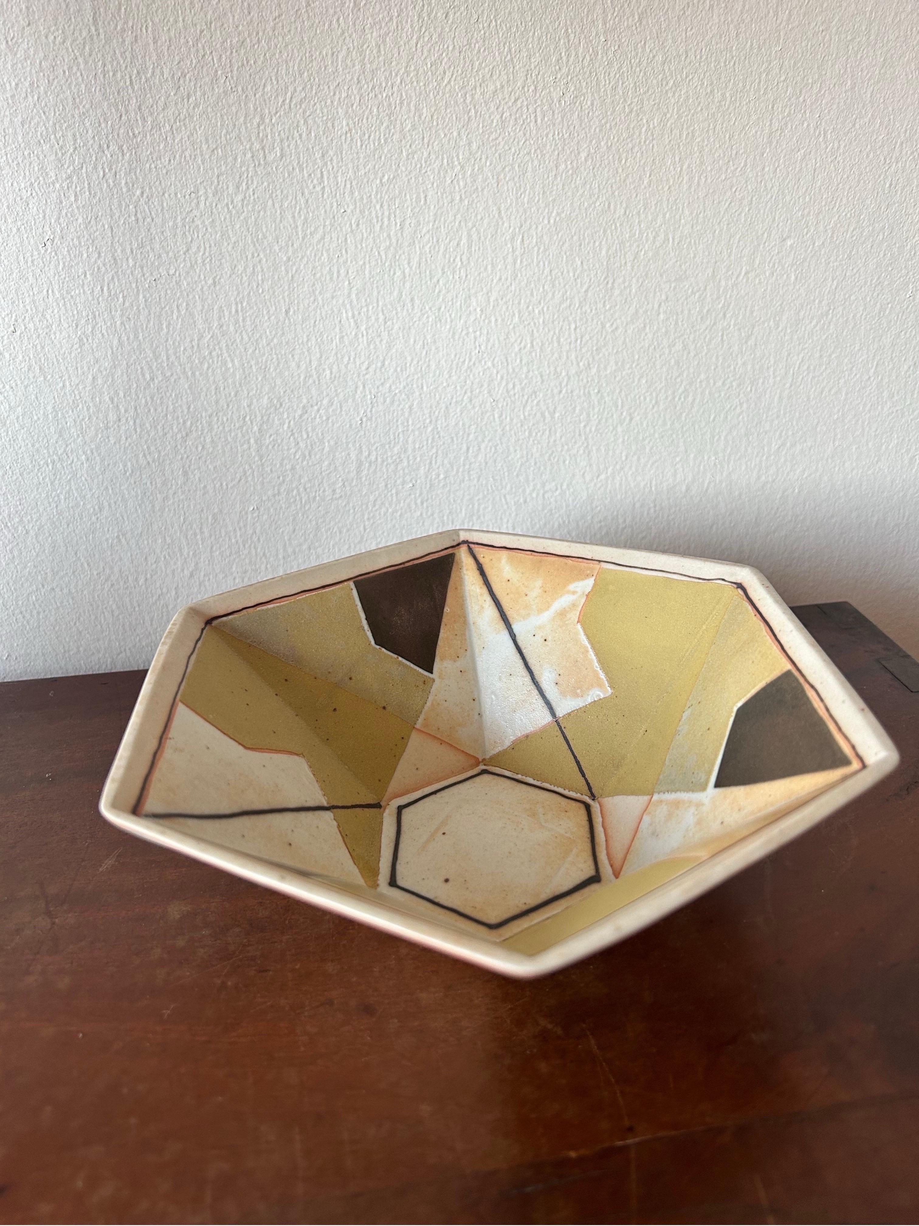 Seltene Bodil Manz Unique Bowl, hergestellt in Dänemark in den 1980er Jahren.
Die Schale ist aus glasiertem Porzellan mit einer tollen Struktur in verschiedenen Ebenen.

Die Keramikerin Bodil Manz schloss 1965 die Kunstgewerbeschule ab und lernte in