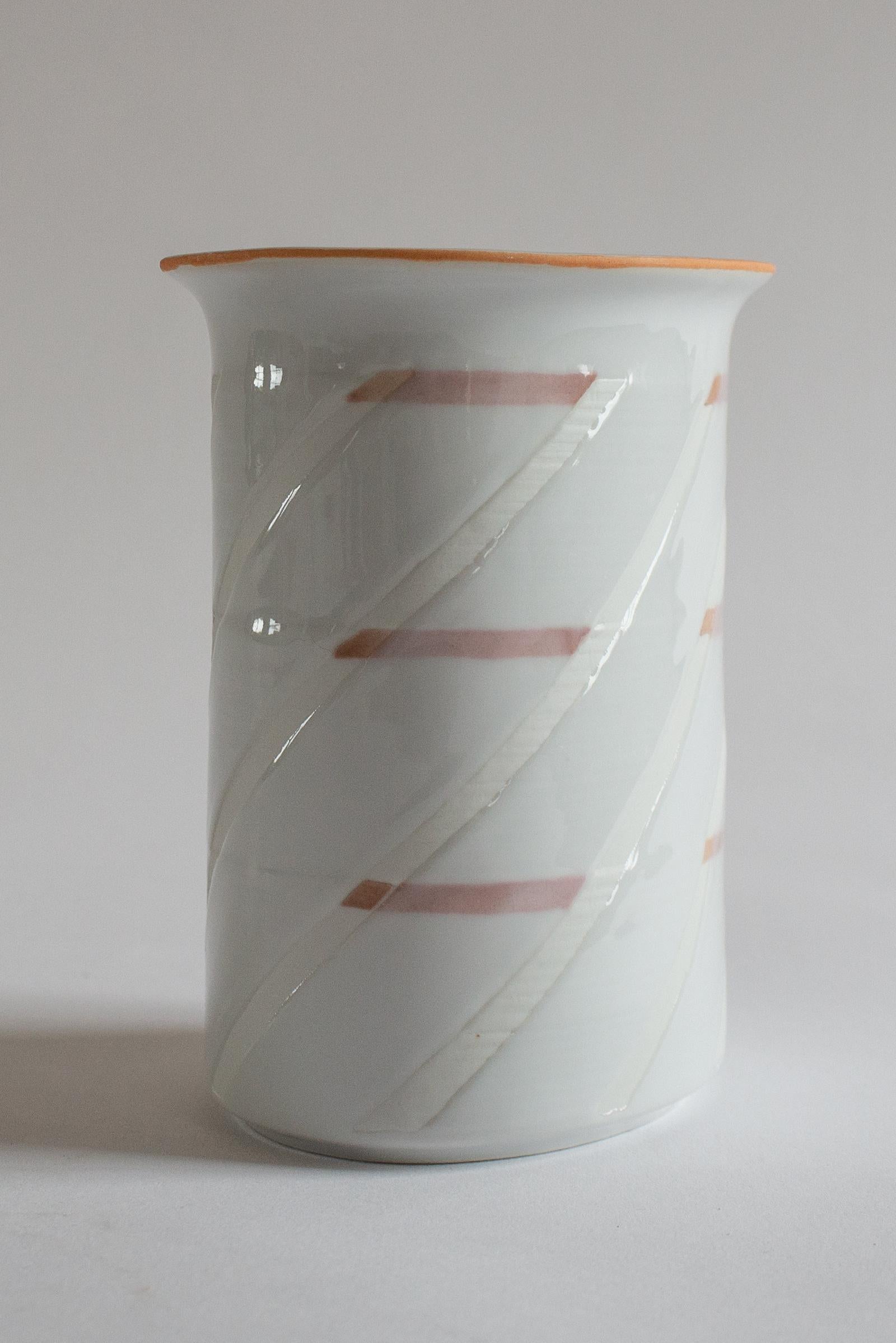 Danois Vase de Bodil Manz pour Bing & Grøndahl. Signé et estampillé 6/84. en vente