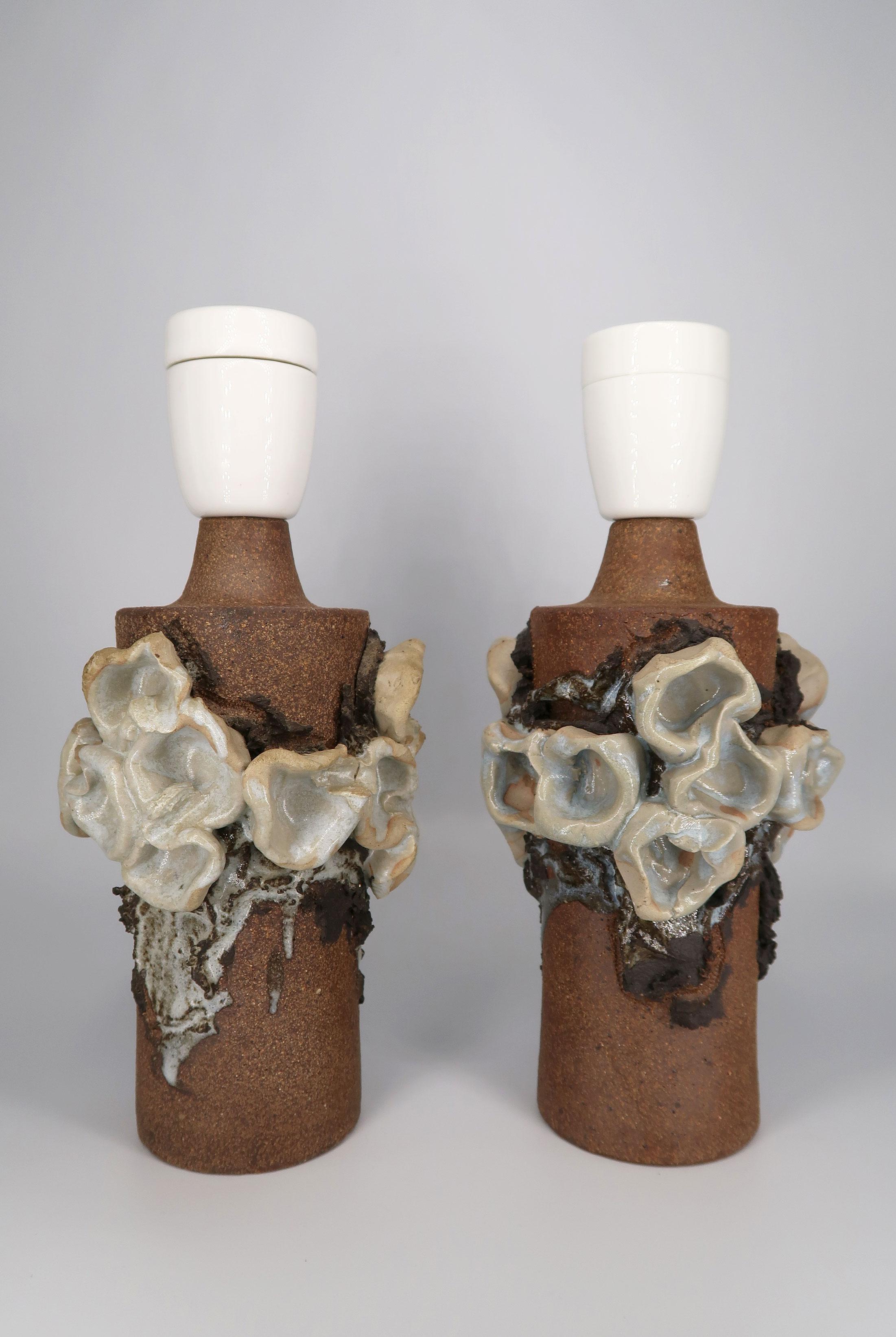 Einzigartige handgefertigte und organisch dekorierte dänische Steingut-Tischlampen aus der Jahrhundertmitte von der dänischen experimentellen Keramikkünstlerin Bodil Marie Nielsen. Rustikales und expressionistisches, organisches Blumendekor, das