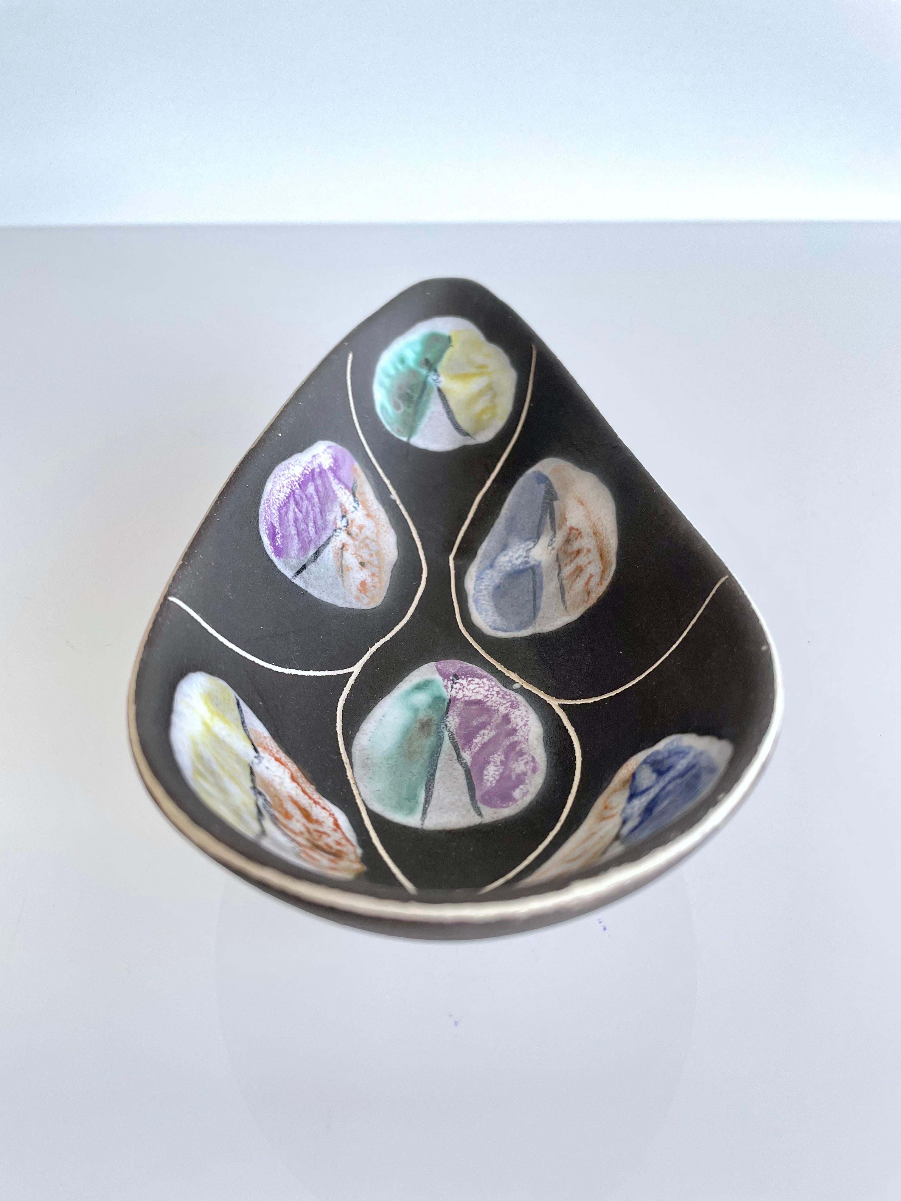 Dekorative Porzellanschale von Bodo Mans aus der Mitte des Jahrhunderts, hergestellt von Bay Keramik (W. Deutschland) in den späten 1950er und frühen 1960er Jahren. 
Dunkle matte Glasur mit einem glänzenden Pastellmuster in verschiedenen Farbtönen.