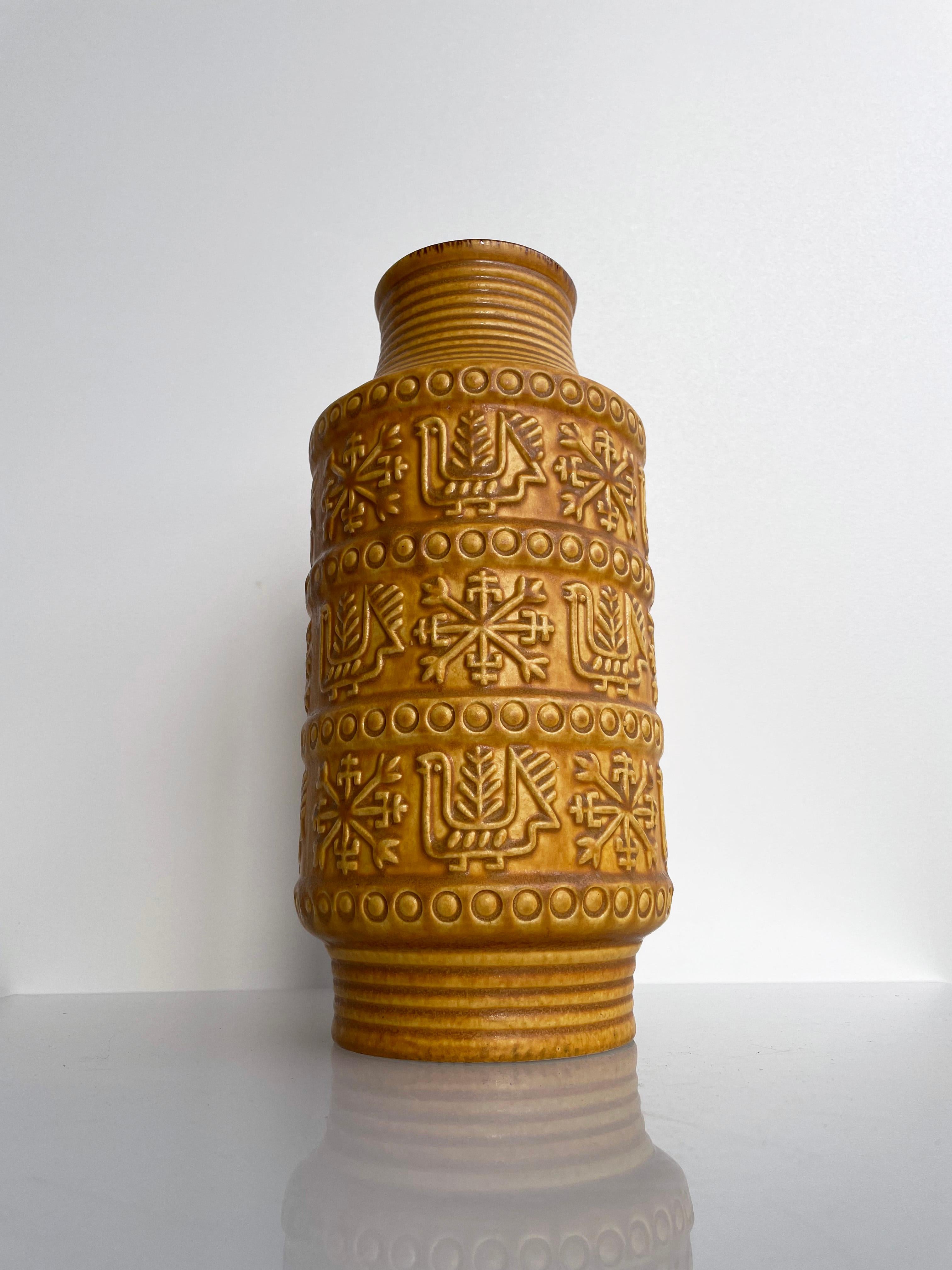 1967 Vase en céramique de Bodo Mans pour Bay Keramik, Allemagne de l'Ouest. Numérotée sur la base : W. Germany 64-30. 
Magnifique couleur ocre qui s'harmonise avec tout espace intérieur contemporain. 
