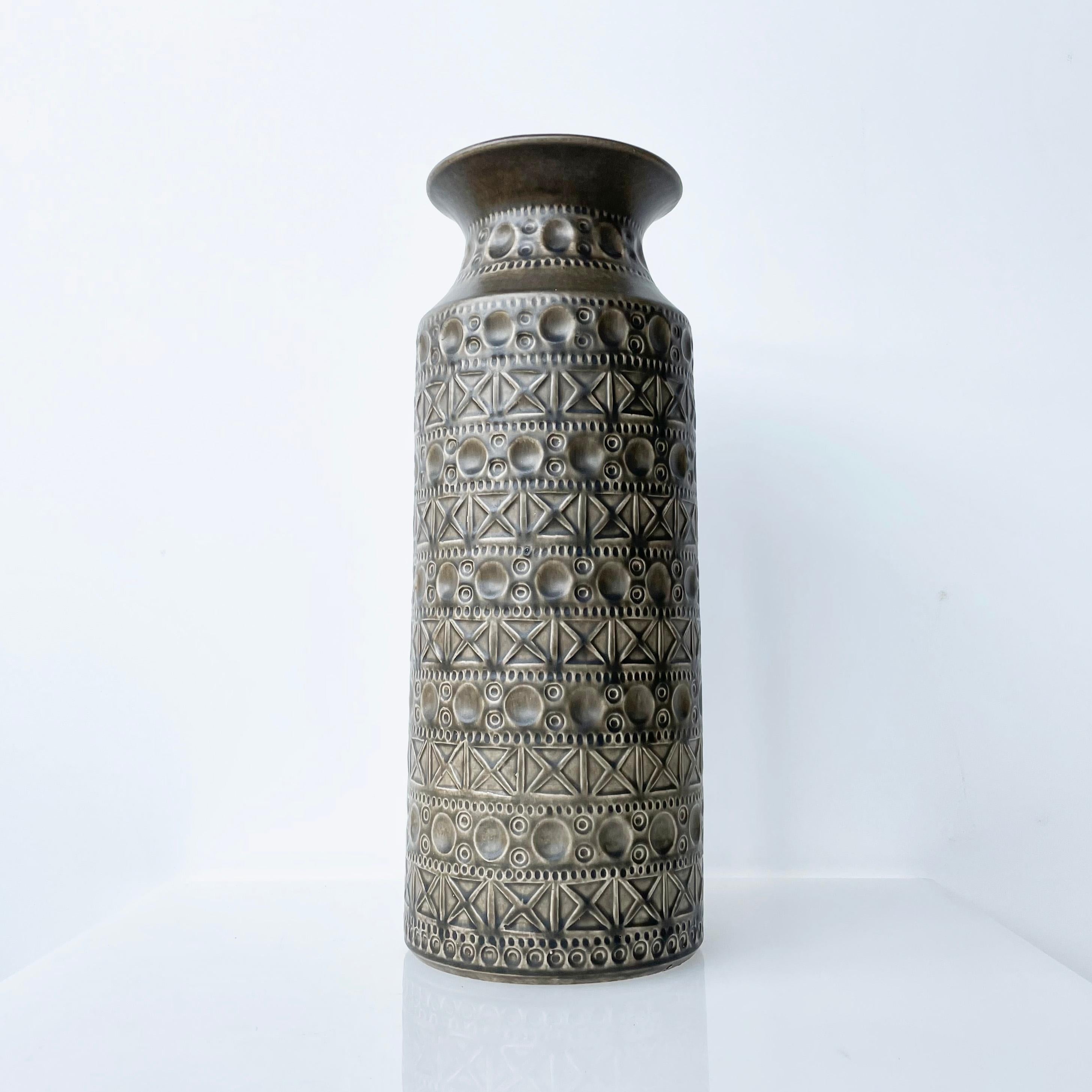 Große dekorative Vase von Bodo Mans, hergestellt von Bay Keramik (W.Deutschland) Anfang bis Mitte der 1970er Jahre. Mit typischem Bodo Mans Reliefmuster und mausgrauer Glasur. Nummeriert auf dem Sockel: 607-40 (40 cm hoch).