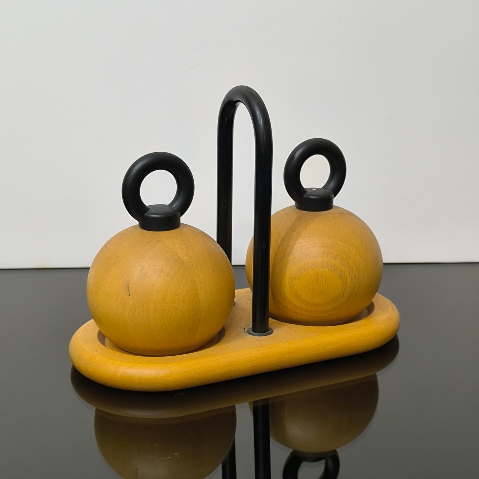 Set di macinini per sale e pepe 'Ball Boy' di Bodum Nissen d'epoca con supporto. Danimarca anni '80.
Carsten Jorgensen ha progettato le palline nel 1967. Realizzato in legno, presenta un manico in ferro e un meccanismo di affilatura in acciaio inox