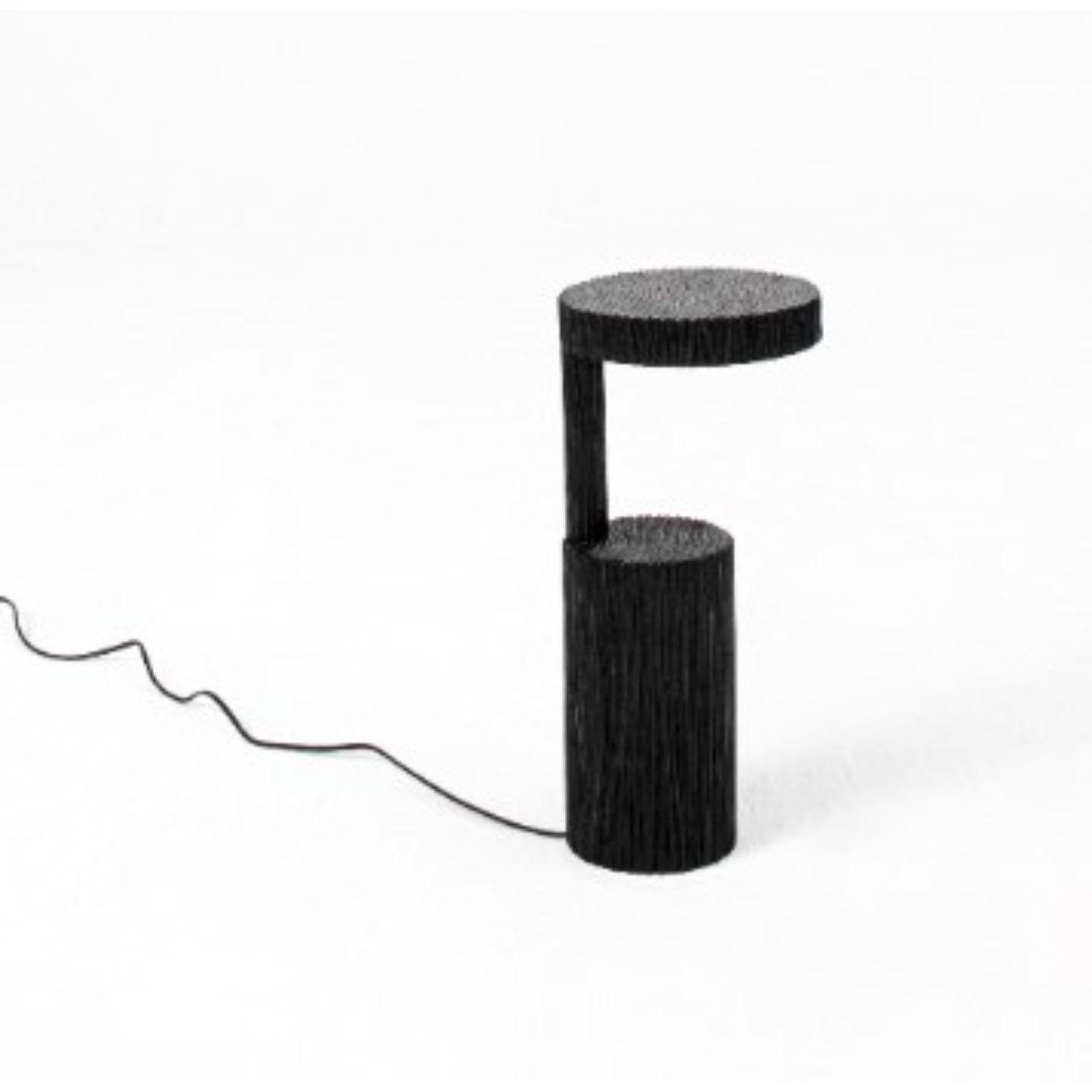 Bodur II de STUDIOFER
Materiales: Tilo
Dimensiones: D 18, H 39 cm

Todas nuestras lámparas pueden cablearse según cada país. Si se vende a EE.UU., se cableará para ese país, por ejemplo.

Bodur II crea una relación entre la artesanía y el enfoque