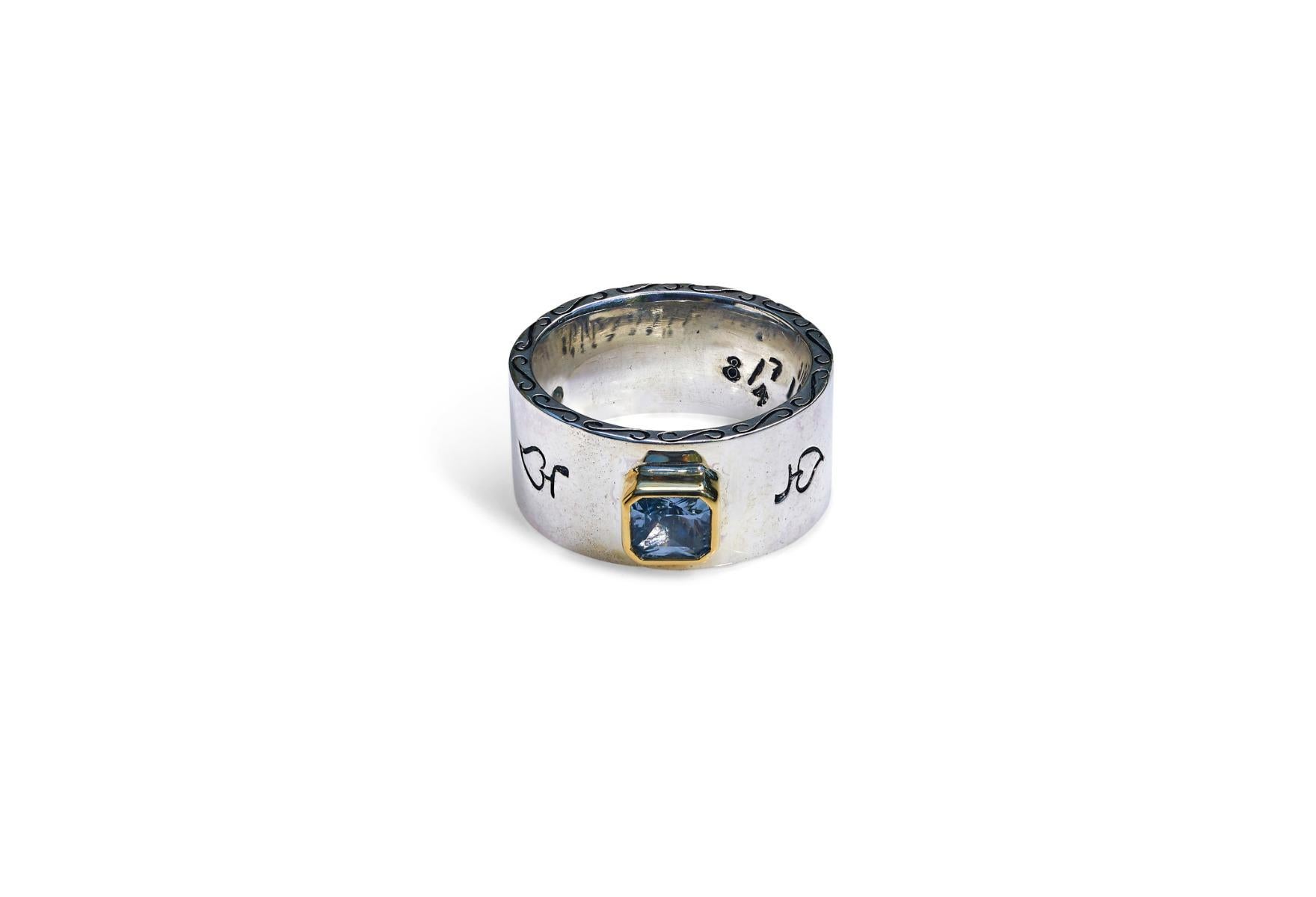 Bague cadran solaire Body Armor en argent sterling avec chaton en or jaune 18 carats et saphir de 1,33 carat.

La Collection Sals de K.Brunini comprend des bagues cadran solaire, des boucles d'oreilles en corne de buffle, des pendentifs de voyageur