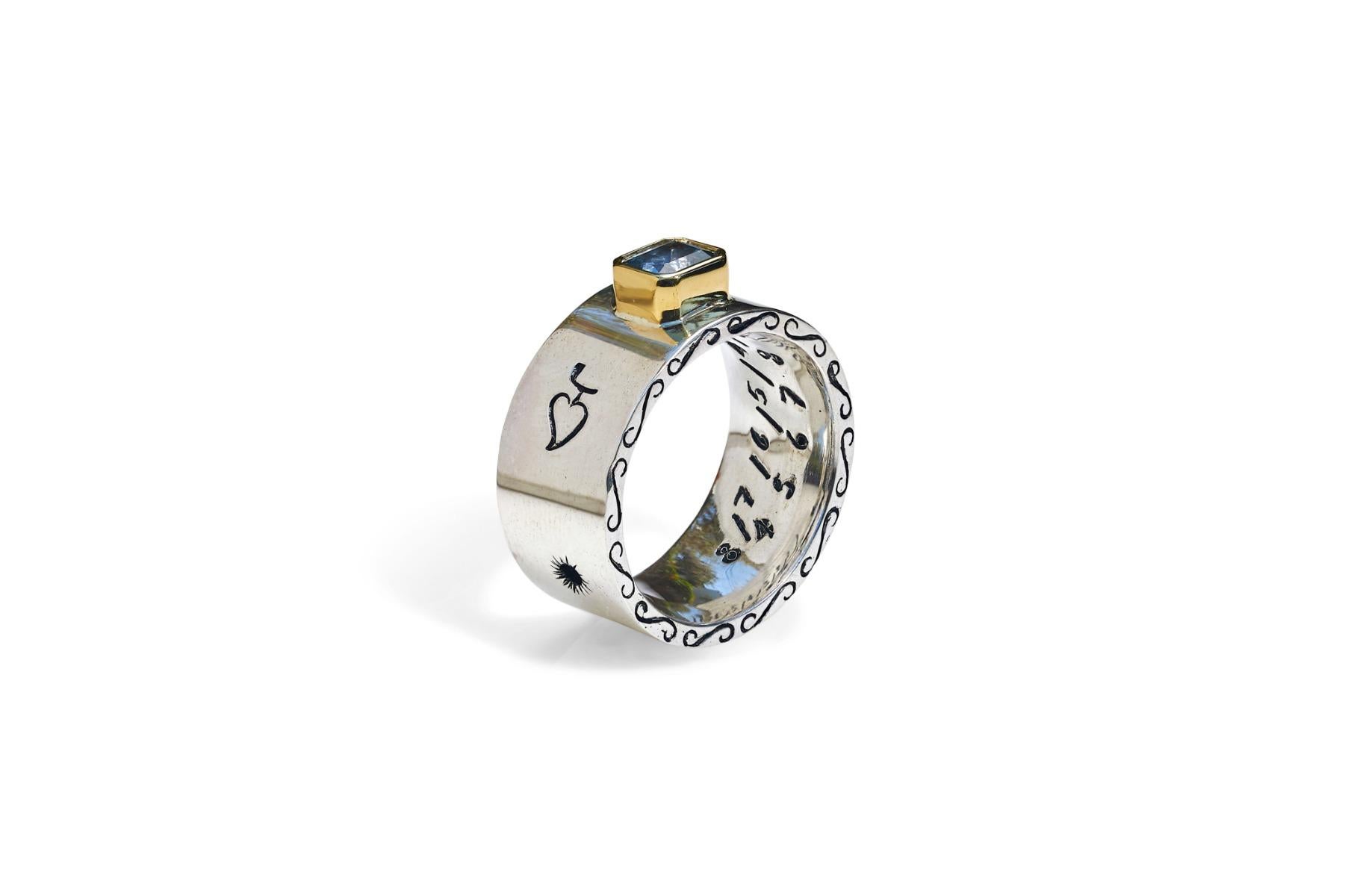 Taille émeraude Body Armor Bague homme cadran solaire avec saphir en or 18 carats en vente