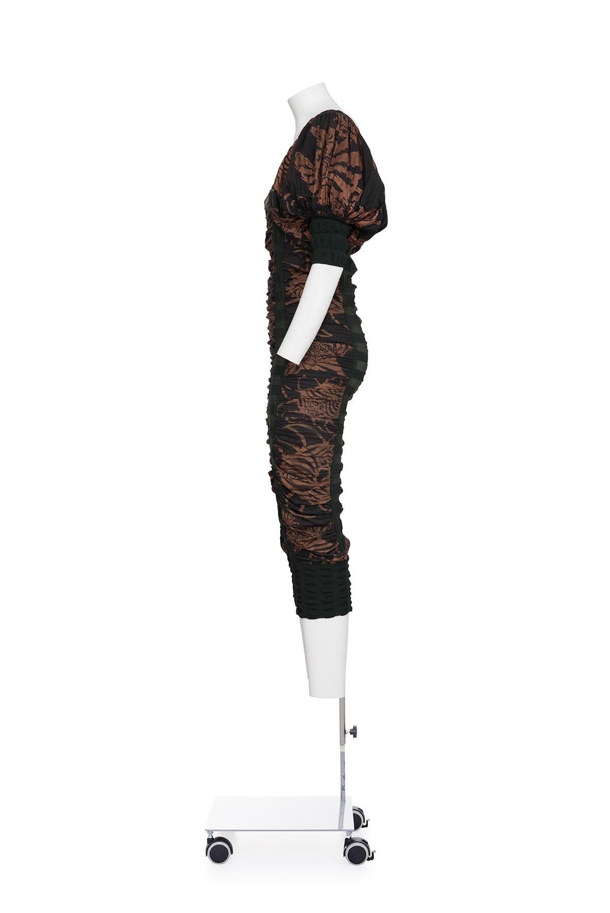 80'S rare and iconic printed and ruffled stretched dress by Body Map
Balloon sleeves
Sheer striped panels

No composition tag
