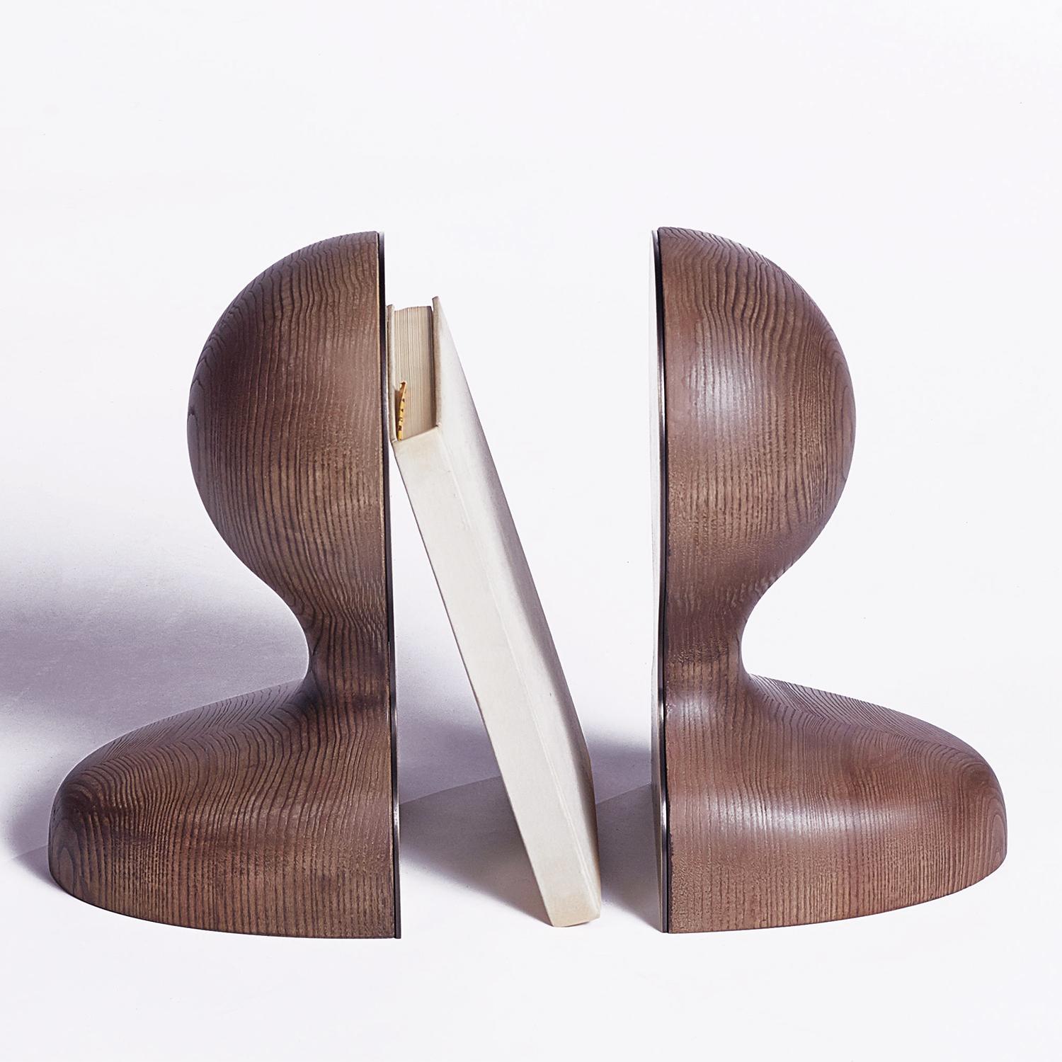 Bookends body parts set of 2 with structure in solid ash
wood in stained walnut finish and with solid brass in brushed
vintage finish. Each piece dimension: L16xD17xH29cm.