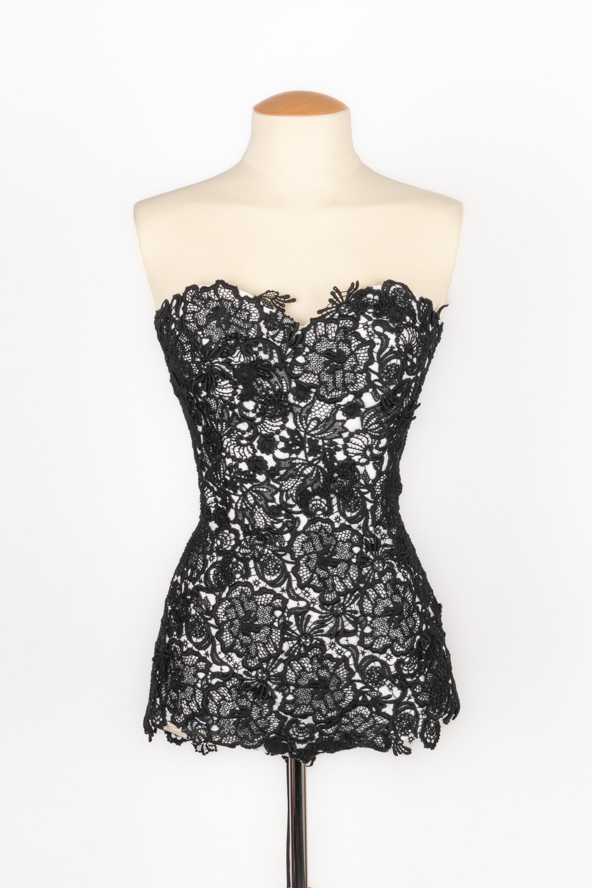 FRANK SORBIER (Made in France) Weißer Body aus Seide und Spitze mit schwarzem Guipure. Keine Größenangabe; er passt einer 36FR. Frühjahr-Sommer 2014 Haute Couture Collection'S.

Brustumfang: 38 cm - Taillenumfang: 30 cm - Hüftumfang: 38 cm - Länge: