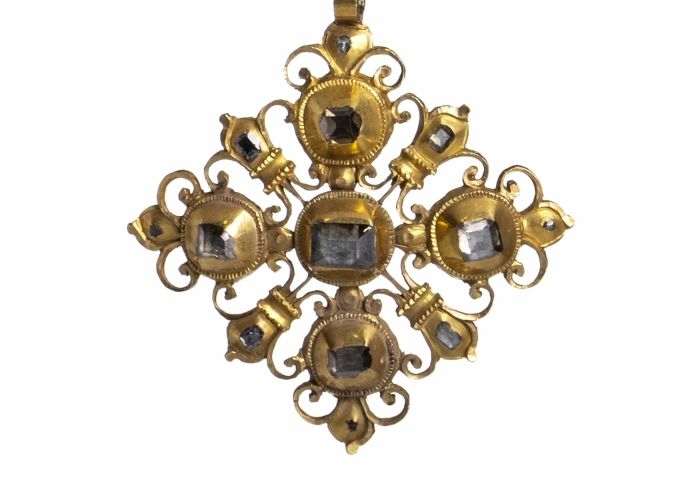 BODY TRIM IN GOLD WITH DIAMONDS
18th Century
in 19.2 kt gold, fenestrated and chiseled, with three articulated bodies, set with antique cut diamonds, set in alveoli. With 'GS' goldsmith contrast. Signs of use, with a posteriori pin application, on