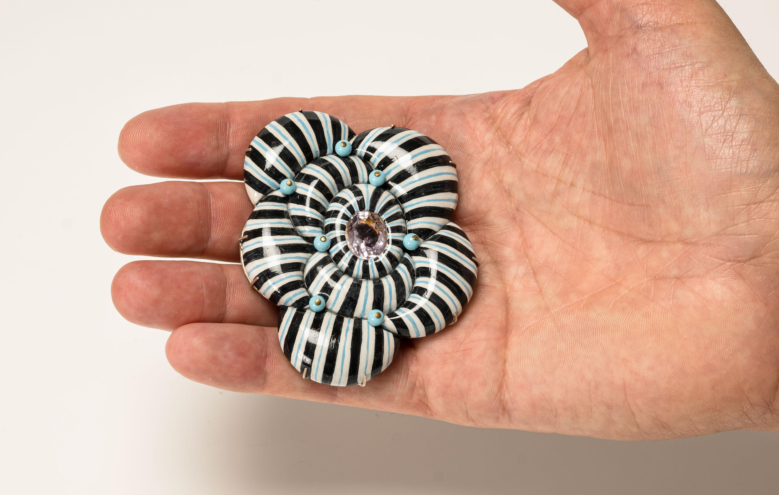 Brooch “Memini”, 2021, is a one-of-a-kind contemporary author jewelry by italian artist Gian Luca Bartellone.
Materials: papier-mâché, silver, steel, amethyst, turquoise paste, gold leaf 22kt.

Great appearance with this dynamic line concept.