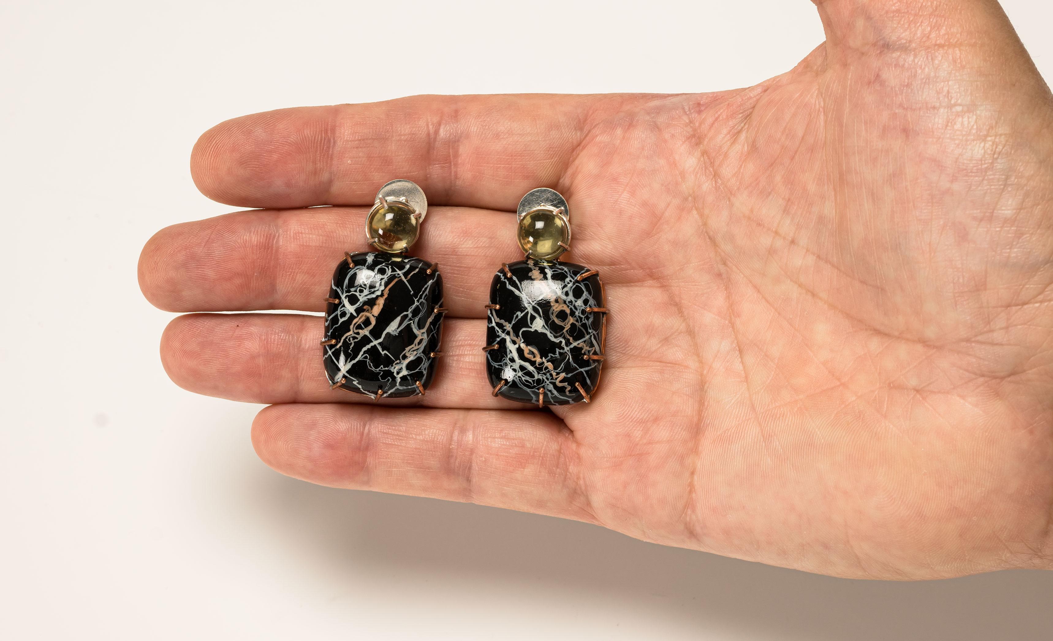 Earrings “Mimos”, 2022, are a one-of-a-kind contemporary author jewelry by italian artist Gian Luca Bartellone.
Materials: papier-mâché, gold 18kt, silver, copper, citrines.


The main body is made of papier-mâché and painted by hand with