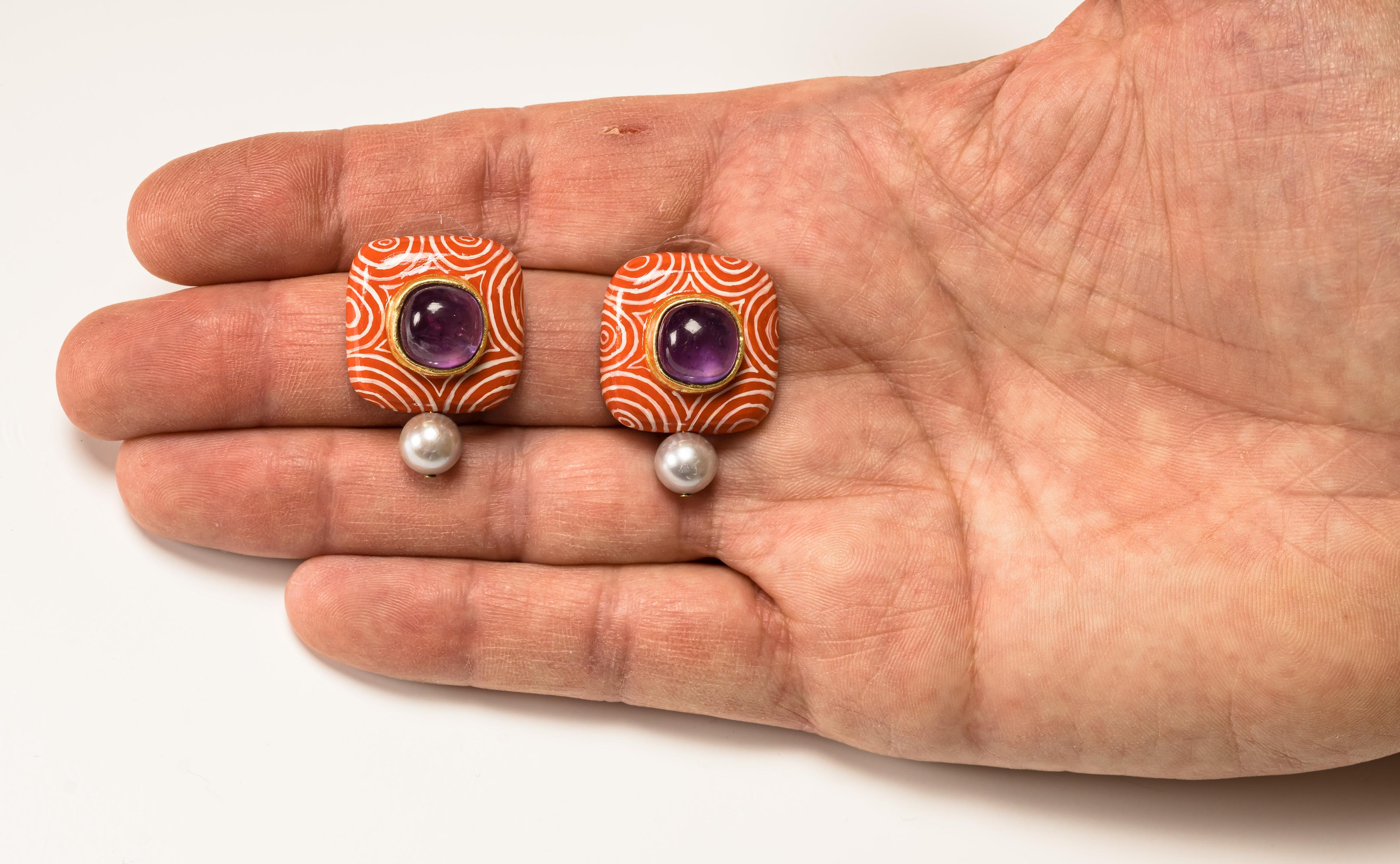 Earrings “ Hypno 3”, 2020, are a limited edition contemporary author jewelry by italian artist Gian Luca Bartellone.
Materials: papier-mâché, silver, amethysts, pearls, gold leaf 22kt.

The main body is made of papier-mâché and hand painted with
