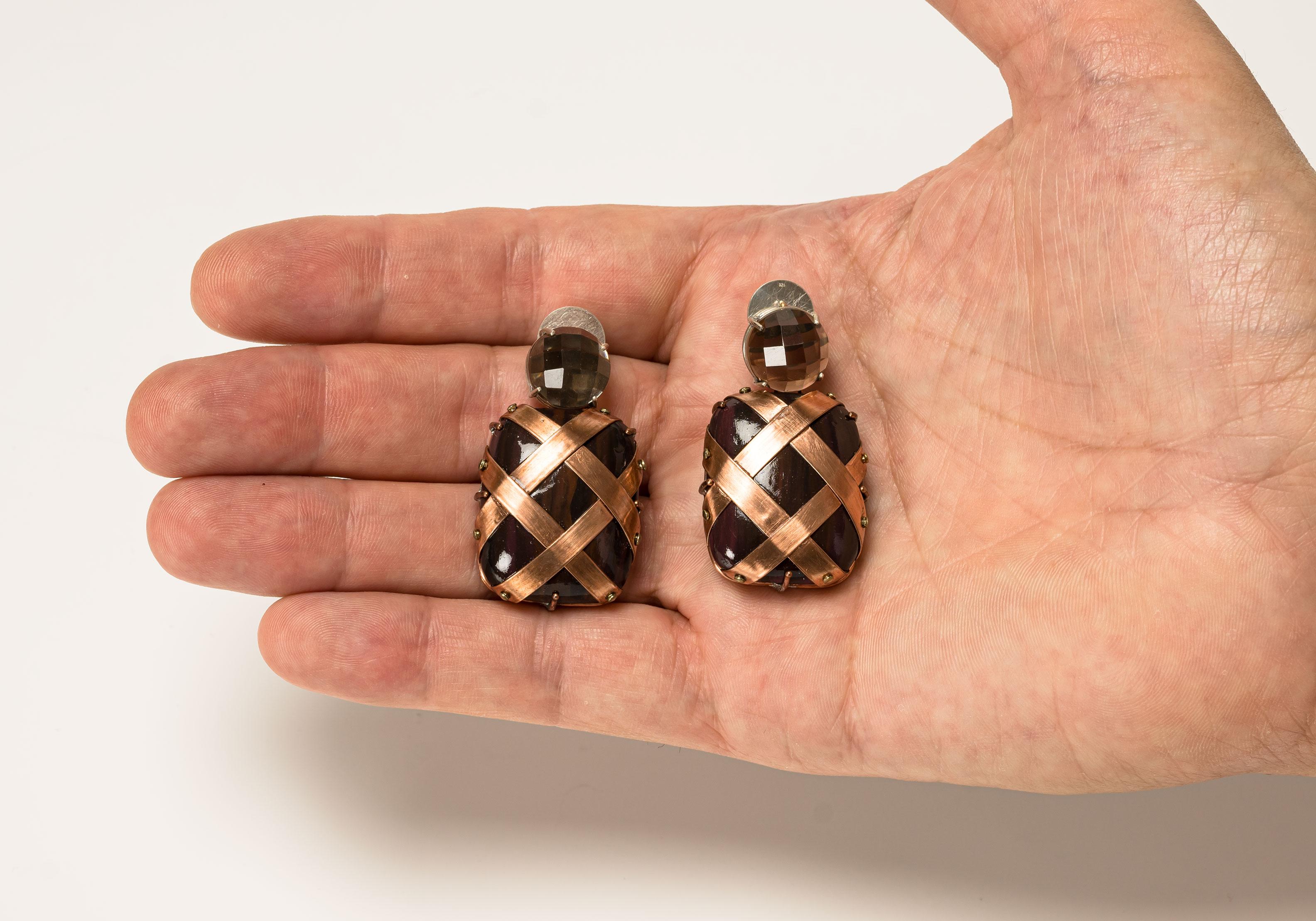 Earrings “Texto”, 2022, are a one-of-a-kind contemporary author jewelry by italian artist Gian Luca Bartellone.
Materials: papier-mâché, gold 18kt, silver, copper, smoky quartz.

The main body is made of papier-mâché and painted by hand with brown