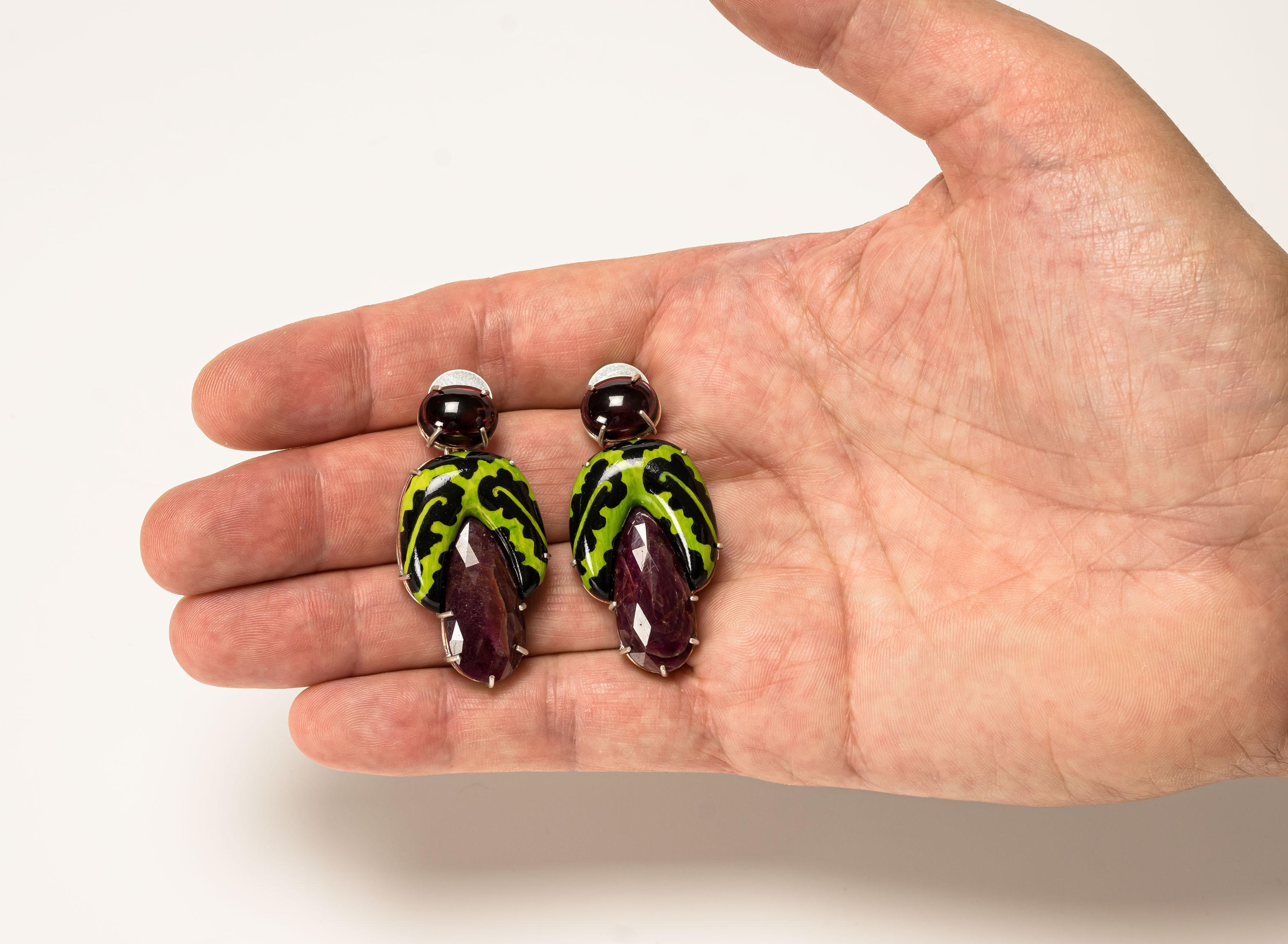 Stud Earrings “Plettro”, 2023, are a one-of-a-kind contemporary author jewelry by italian artist Gian Luca Bartellone.
Materials: papier-mâché, gold 18kt, silver, corundum, garnets.

The main body is made of papier-mâché and hand painted with green