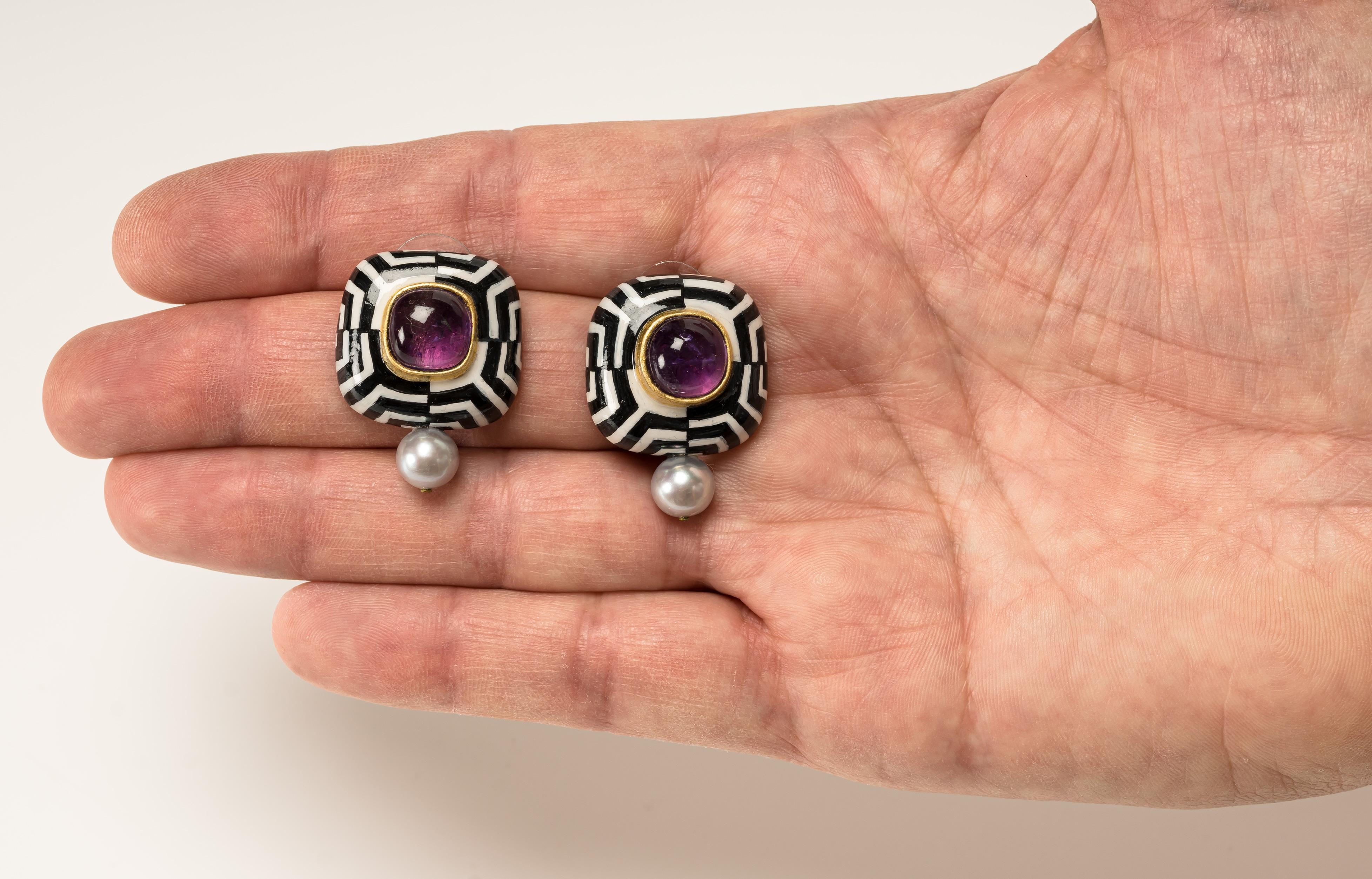 Earrings “ Hypno 2”, 2020, are a limited edition contemporary author jewelry by italian artist Gian Luca Bartellone.
Materials: papier-mâché, silver, amethysts, pearls, gold leaf 22kt.

The main body is made of papier-mâché and hand painted with