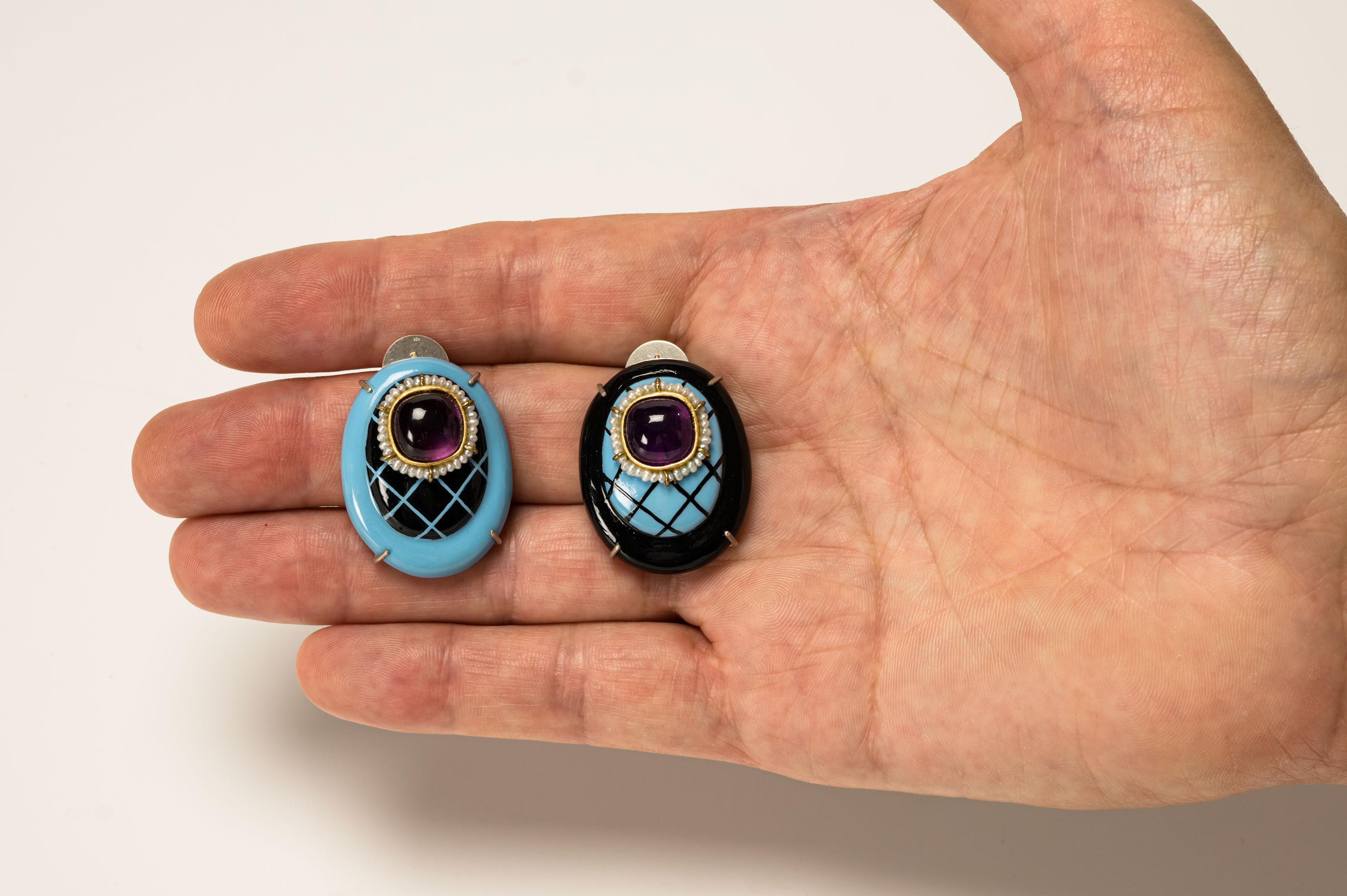Earrings “Laetus”, 2021, are a limited edition contemporary author jewelry by italian artist Gian Luca Bartellone.
Materials: papier-mâché, gold 18kt, silver, amethysts, pearls, gold leaf 22kt. (new)

The main body is made of papier-mâché and hand