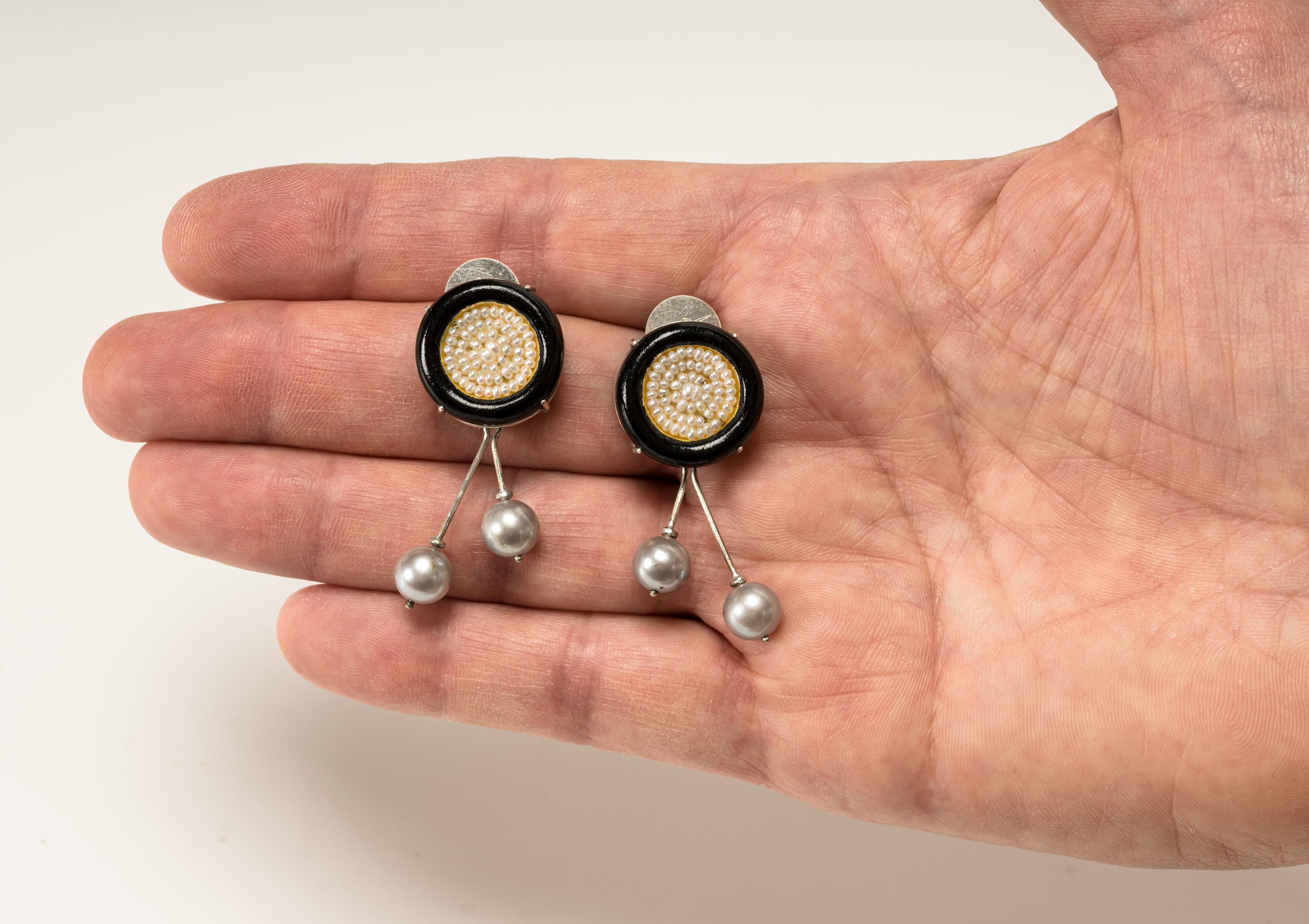 Earrings “Ribes 3”, 2022, are a limited edition contemporary author jewelry by italian artist Gian Luca Bartellone.
Materials: papier-mâché, silver, gold 18kt, pearls, gold leaf 22kt.

The main round body is made of papier-mâché and is hand-painted
