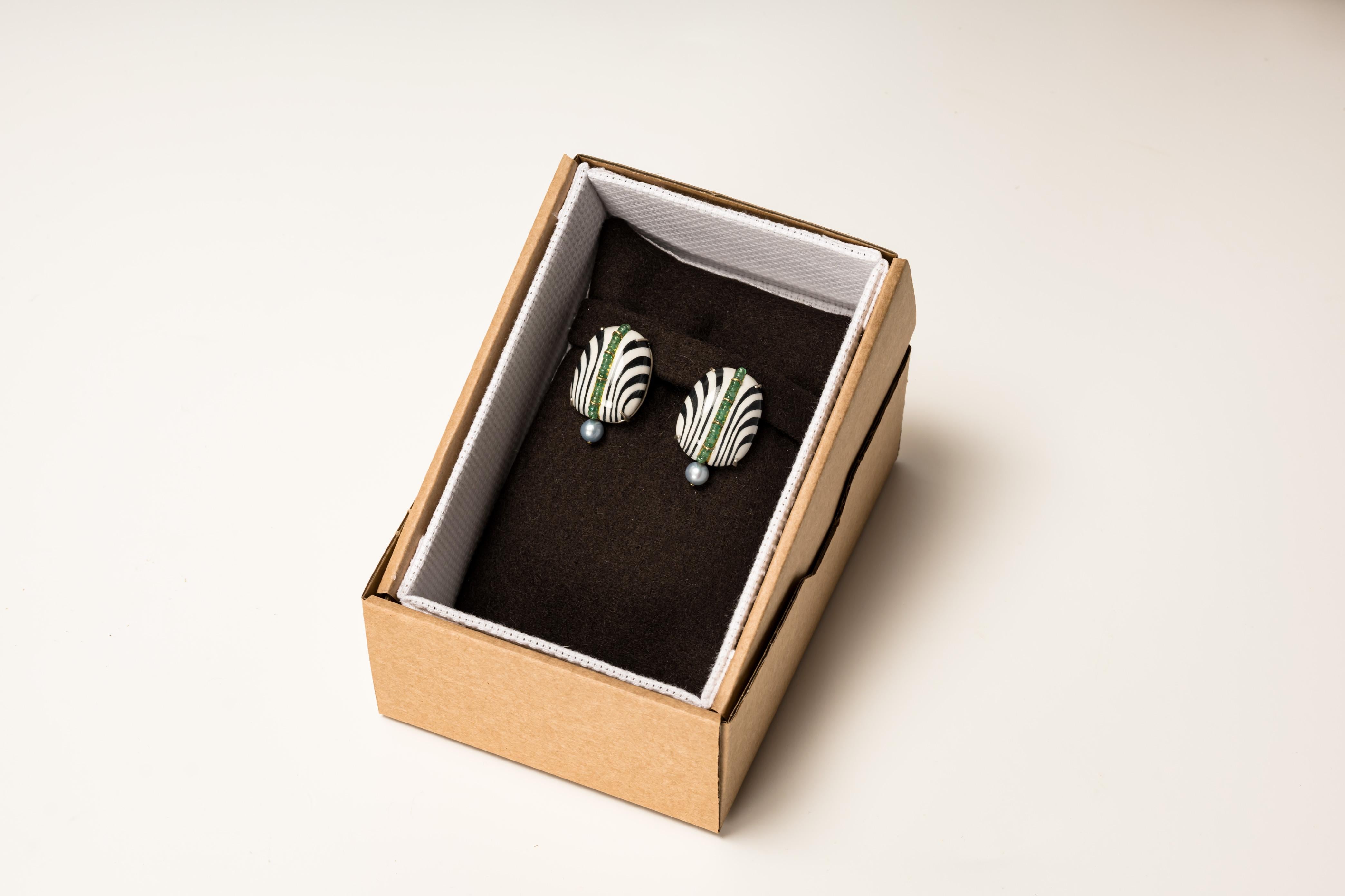 Round Cut Bodyfurnitures Stud Earrings Handpainted Black&White Gold Papier-mâché Emeralds For Sale