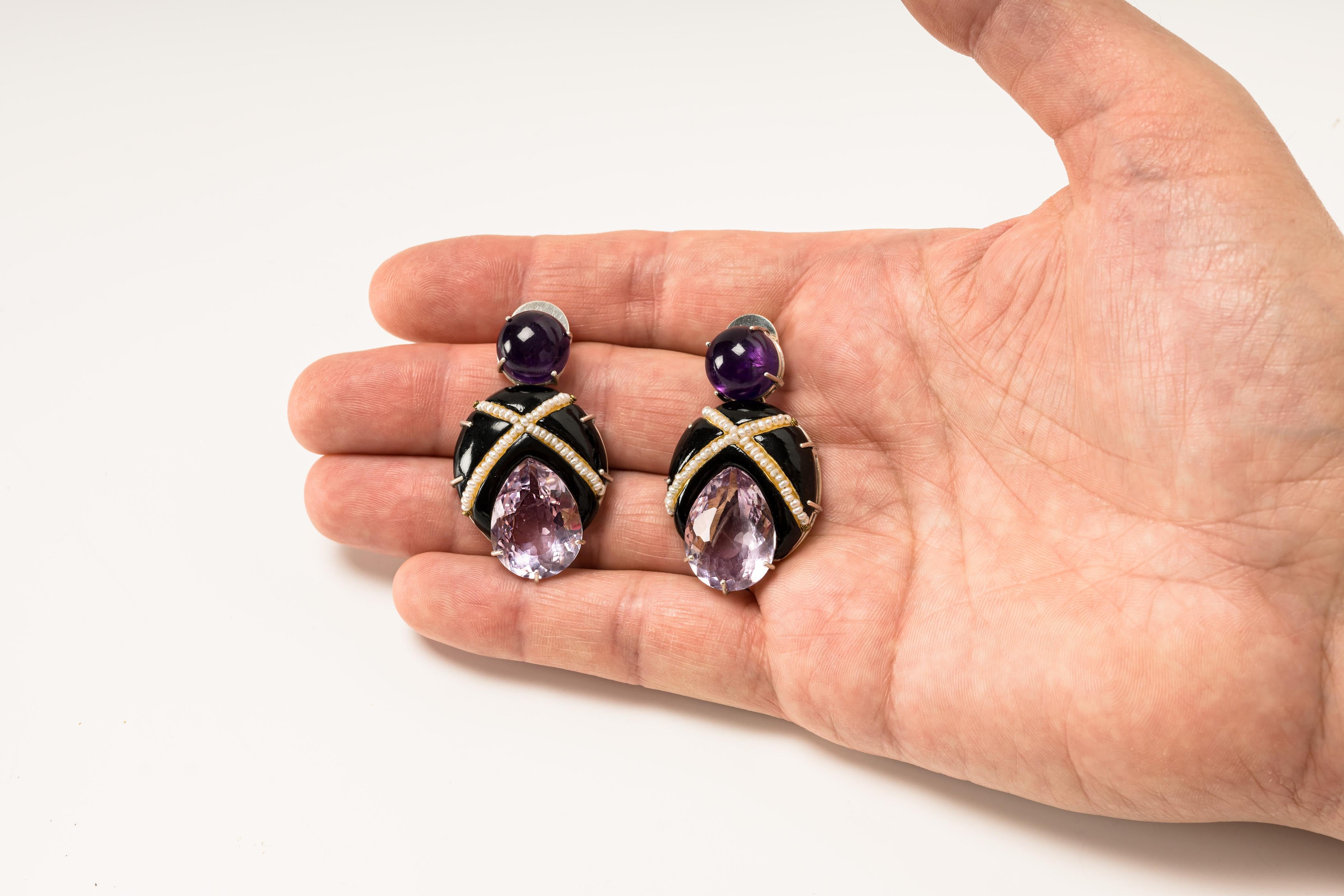 Earrings “ Simeio”, 2022, are a one-of-a-kind contemporary author jewelry by italian artist Gian Luca Bartellone.
Materials: papier-mâché, gold 18kt, silver, amethysts, pearls, gold leaf 22kt.

The main body is made of papier-mâché and is