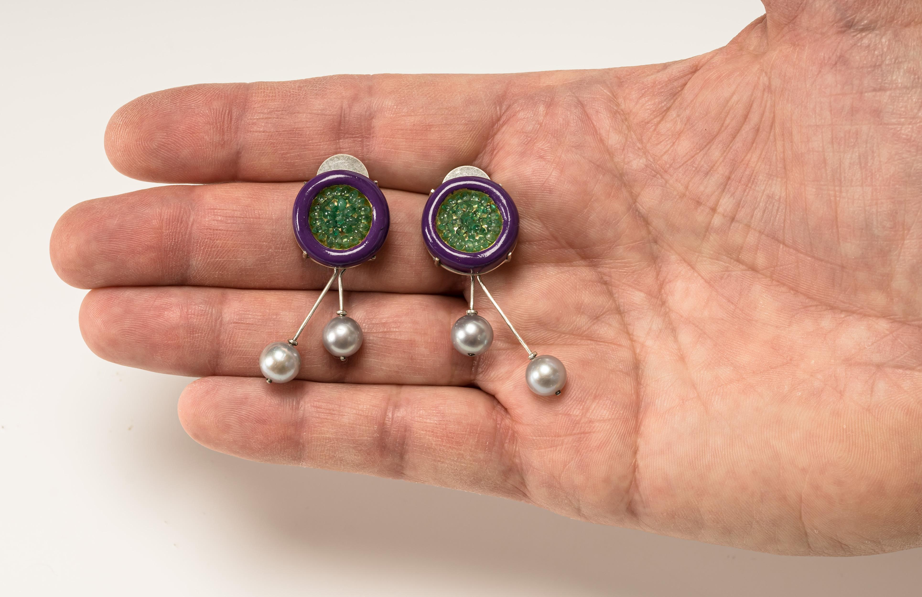 Earrings “Ribes 2”, 2022, are a limited edition contemporary author jewelry by italian artist Gian Luca Bartellone.
Materials: papier-mâché, gold 18kt, silver, emeralds, pearls, gold leaf 22kt.

The main body is made of papier-mâché and is