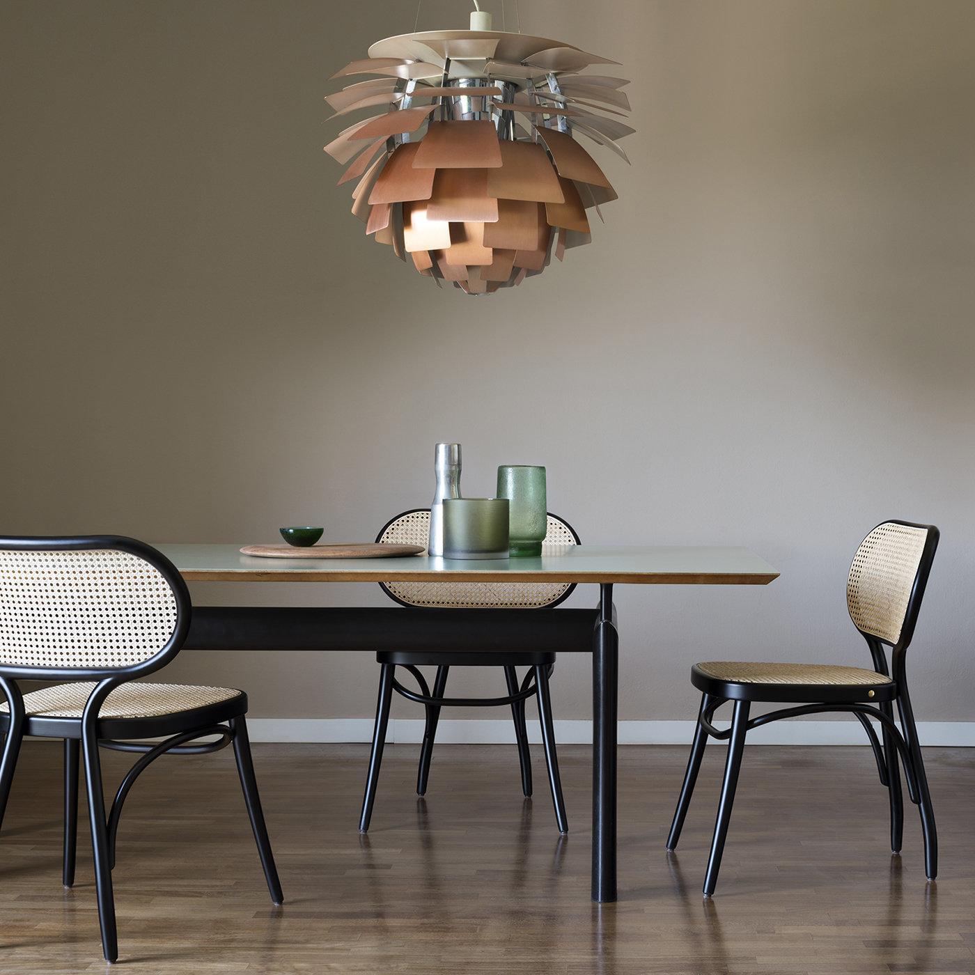 Disegnata da Nigel Coates nel 2015, questa splendida sedia vanta il tocco virtuoso del legno di faggio curvato a vapore, un punto fermo dei pezzi di Gebrüder Thonet Vienna. Il risultato è una silhouette sinuosa con una seduta generosa e uno
