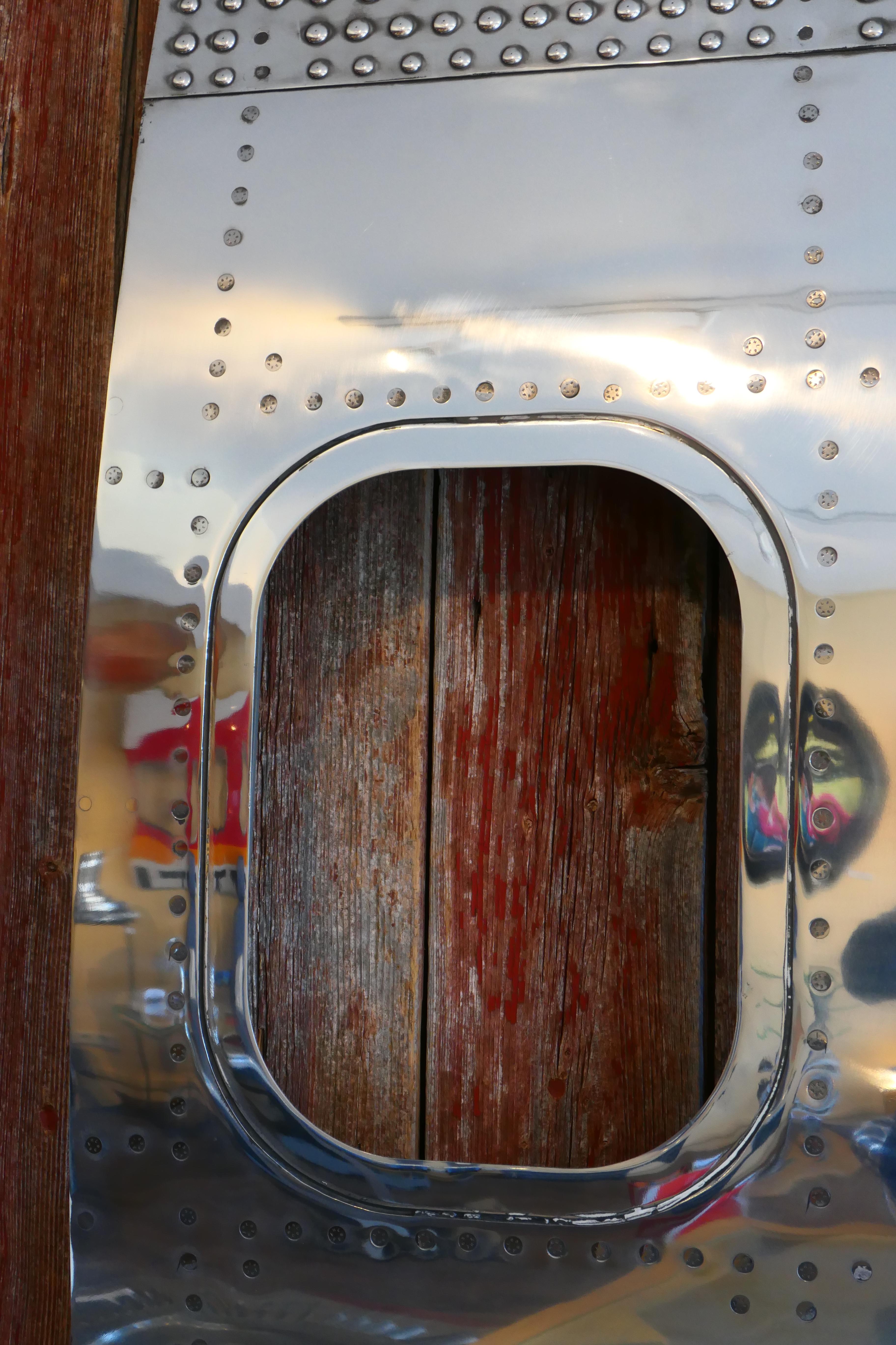 Boeing 727 Authentic Aircraft 3 Windows Panel in Polished Mirror Finish In Fair Condition For Sale In saint ouen, FR