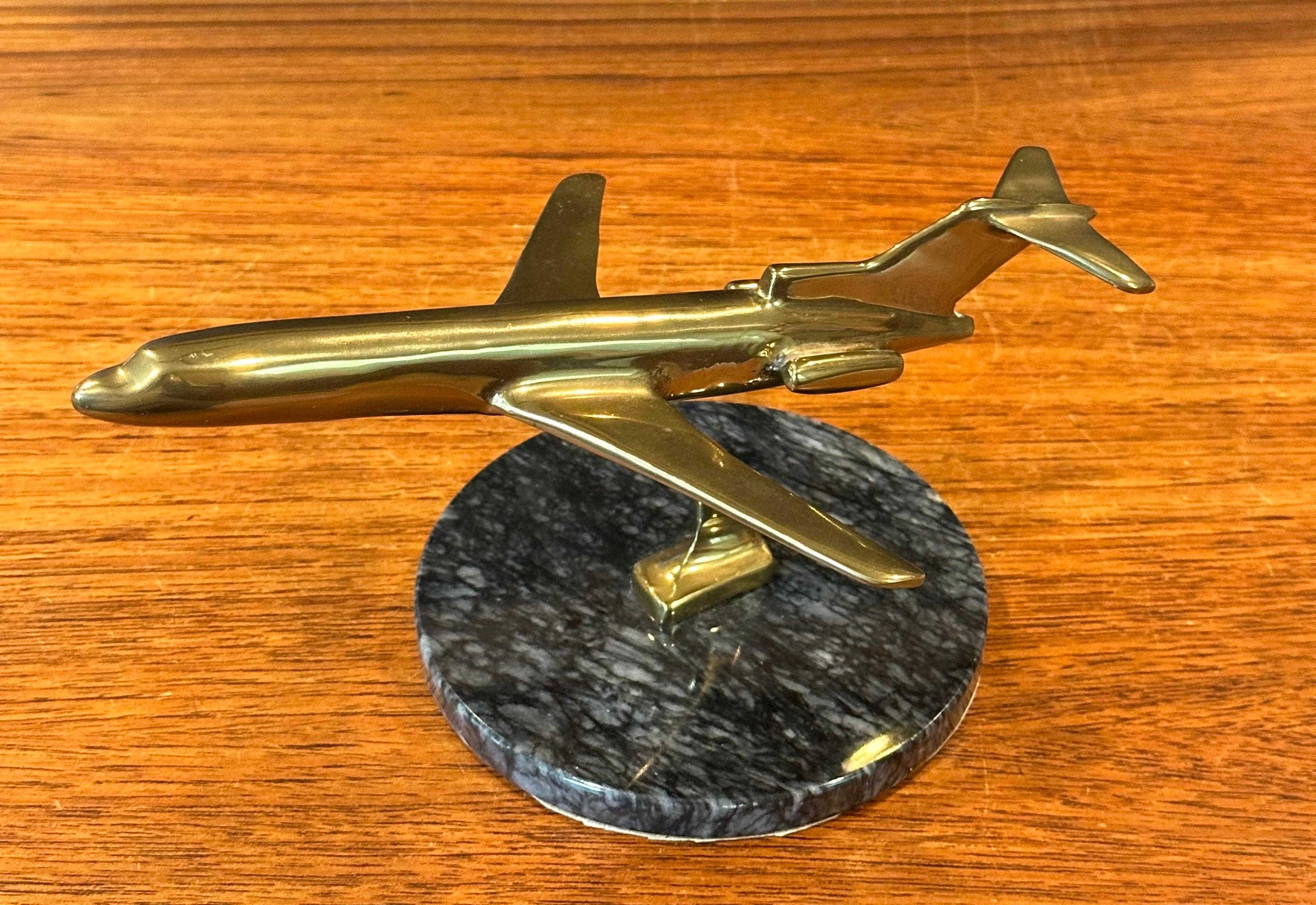Modèle de bureau de Boeing 727 Jumbo Jetliner/Airplane en laiton et marbre en vente 7