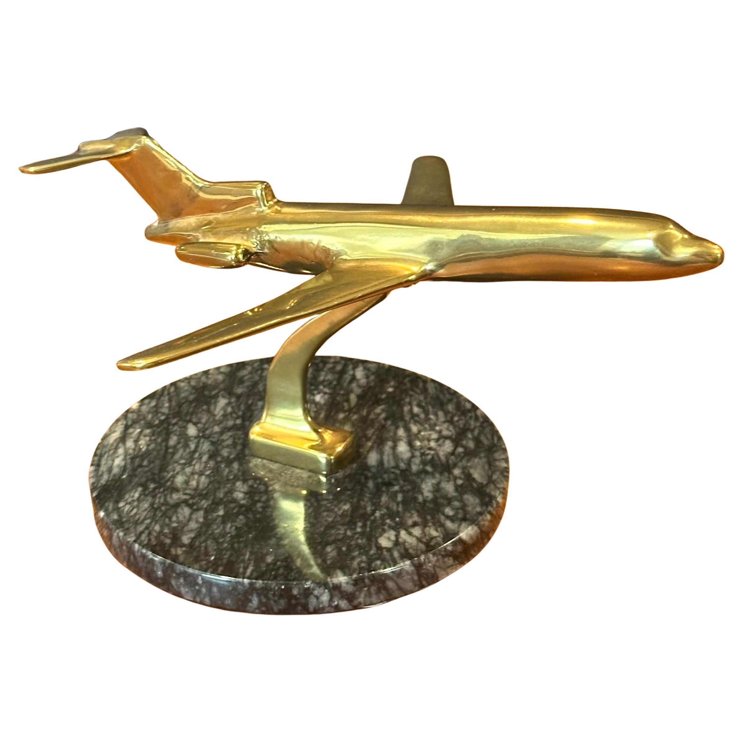 Très belle maquette de bureau / sculpture en laiton et marbre d'un avion de ligne Boeing 727, vers les années 1970.  Le modèle mesure 6