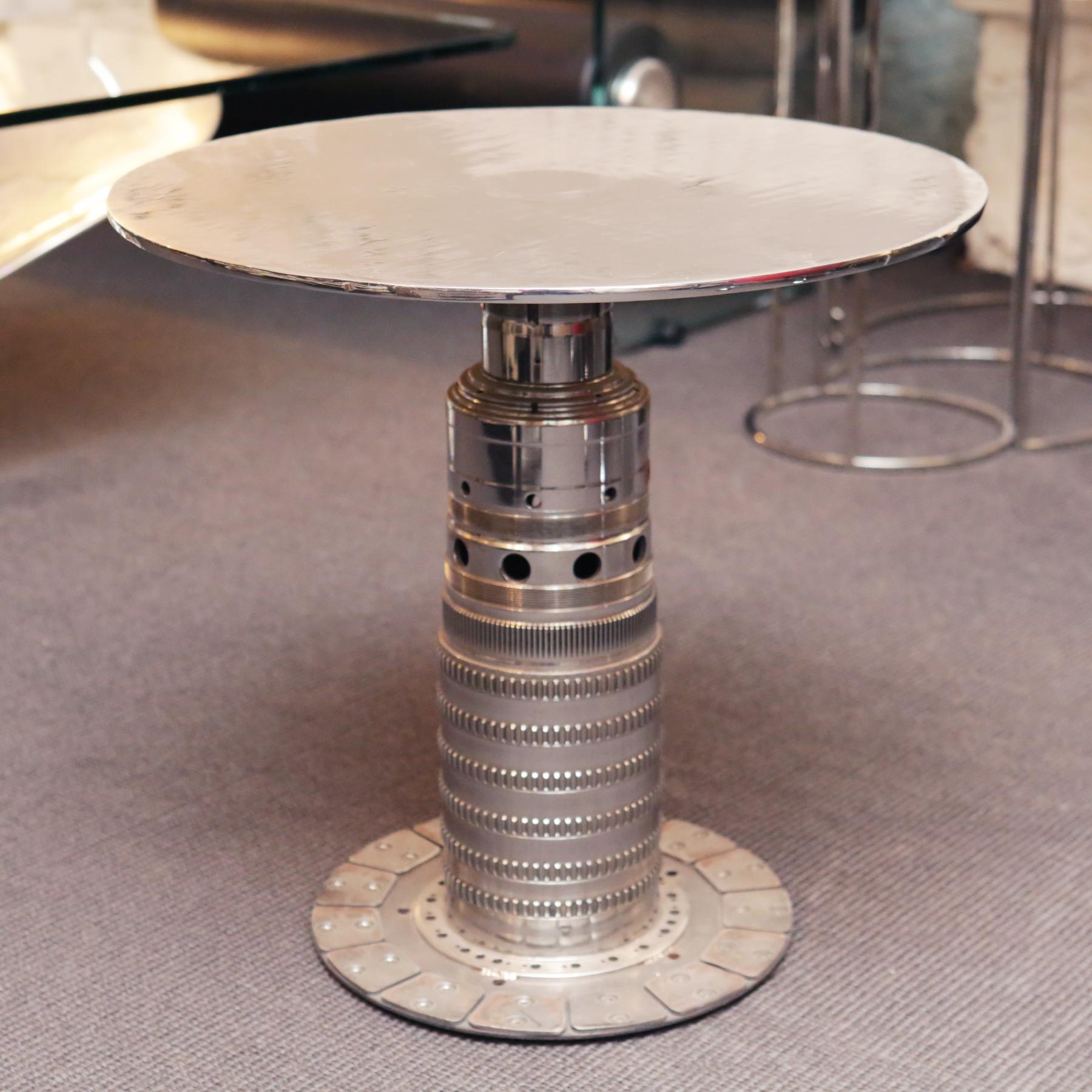 Side table Boeing Engine part CFM56 made
with CFM56 engine part in titanium nickel and
aluminium alloy. From Boeing 737 and Airbus A320,
with polished aluminium top. Exceptional piece.