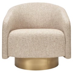 Sillón giratorio BOEMIA de color beige texturado y base de color latón