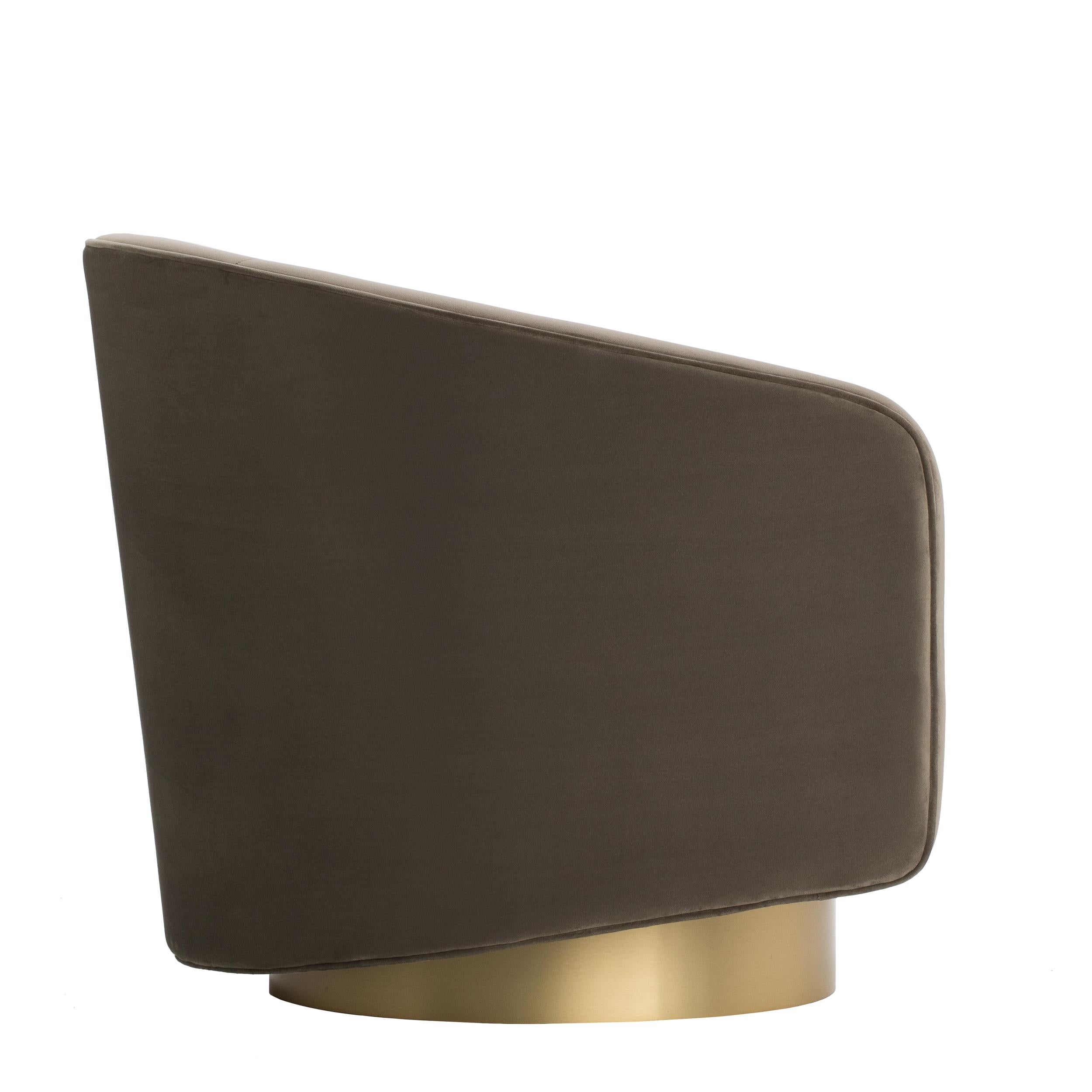BOEMIA, a swivel fabric armchair with armrest, is the balance between the elegance and the comfort.‎ With an embrassing back structure, is settled on a refined swivel base in antique brass color.

Primary image: shown upholstered with Nature 2773