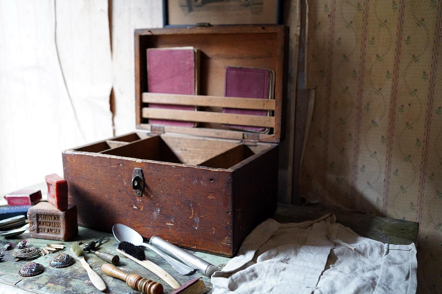 Boer War Period Pine Officer’s Box & Artefacts, S.Shirley Royal Engineers c.1900 In Good Condition In Bedford, Bedfordshire