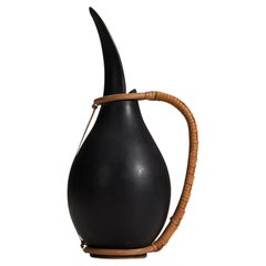 Bofa Keramik, pichet, grès émaillé noir, rotin, Bornholm, Danemark, années 1960