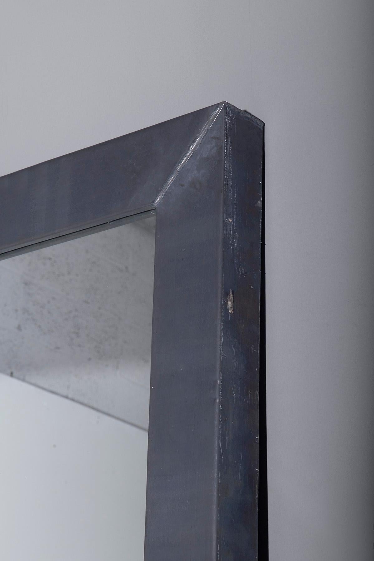Réfléchissez à l'élégance contemporaine avec cet imposant miroir Boffi, spécimen du design italien récent imprégné de l'esprit d'innovation des années 2010. Encadré d'un épais acier délibérément minimaliste, ce miroir rectangulaire témoigne de la