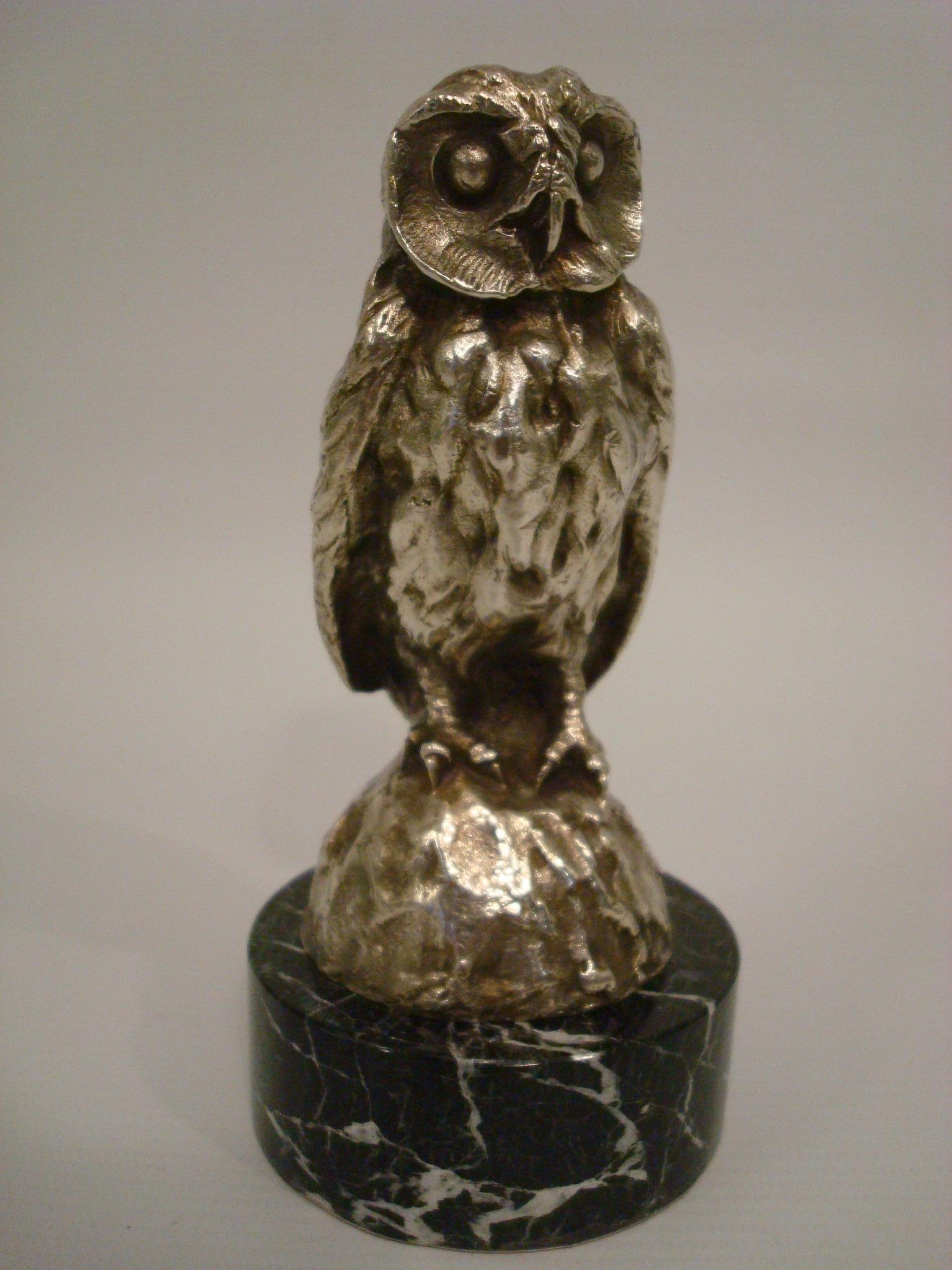 Bofill silvered bronze owl - Hibou Desk Paperweight / Car Mascot / Hood Ornament. France 1910-15.
Silver plated bronze, signed. Excellent original conditions.

HIBOU
Par Antoine Bofill (1875-1925)
Bronze argenté, signé, cachet MAM.