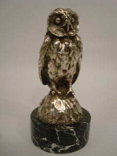 Gufo in bronzo argentato di Bofill, fermacarte Hibou  / Ornamento del cappuccio, Francia, 1910-15