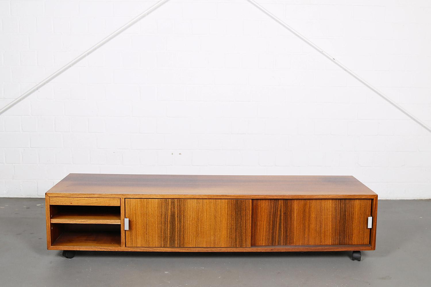 Un rare - et jamais vu - Lowboard de Bofinger Produktion conçu par Antoine Philippon dans les années 70 et fabriqué en bois de rose. Peut être utilisé comme séparateur de pièce car les deux côtés sont équipés d'étagères.