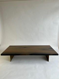 Couchtisch aus Holz mit Stahlfuß