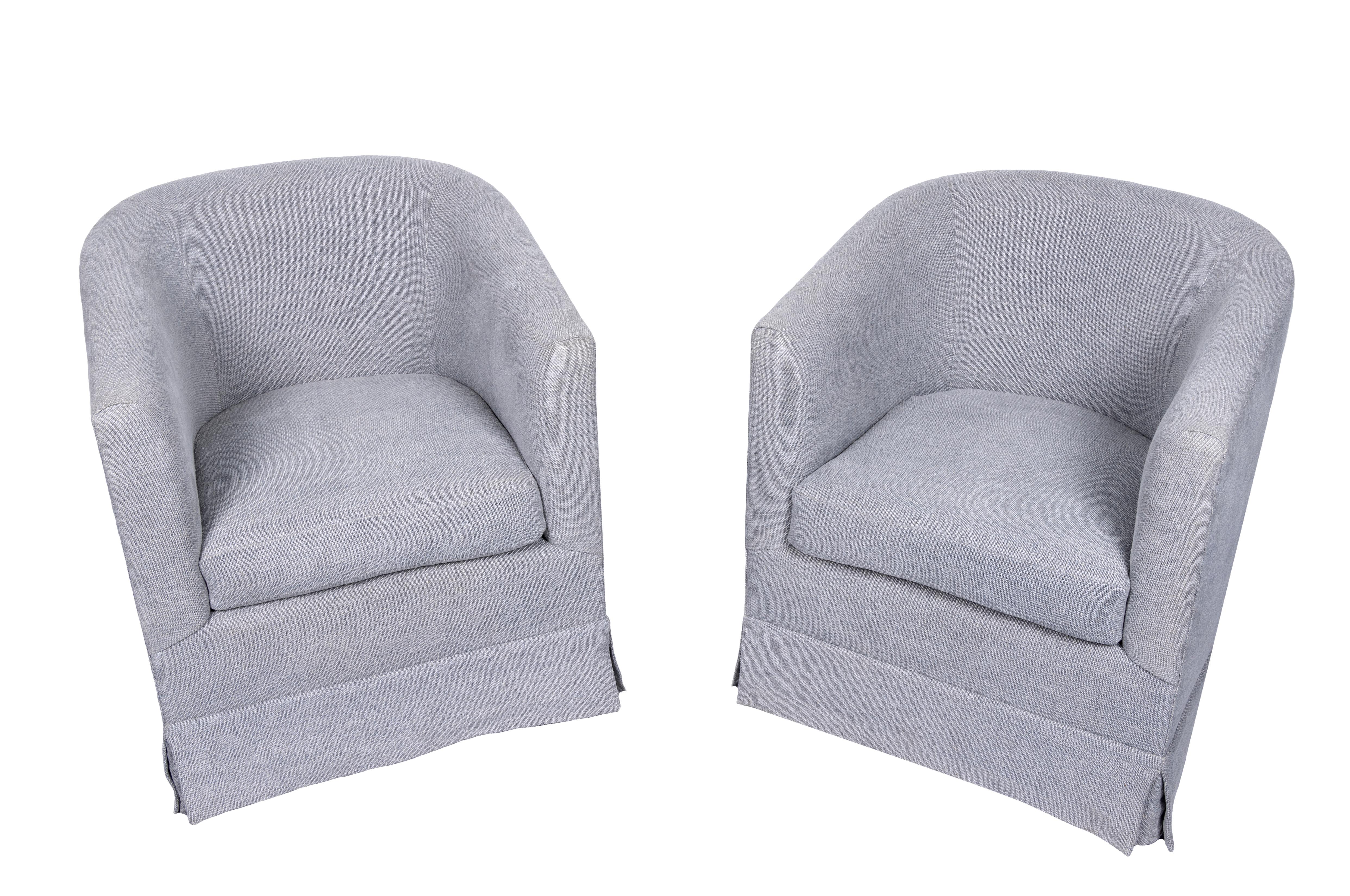 La Silla Giratoria Bogart se inspira en la época dorada de Hollywood. Lujosa y moderna, esta pieza, junto con los taburetes Andrews, es el complemento perfecto para interiores sofisticados . Fabricados con materiales ecológicos sostenibles y creados