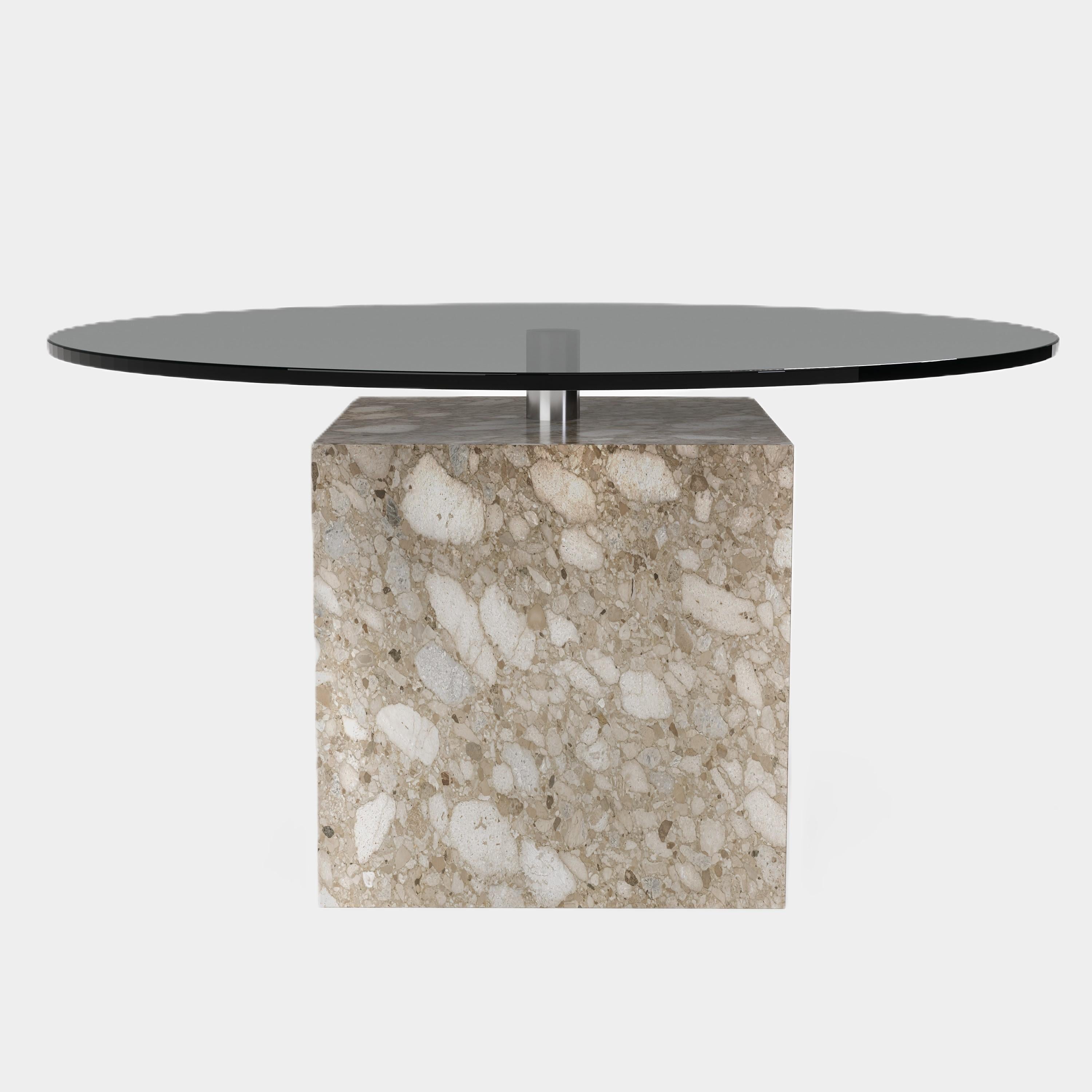 Cette table basse qui fait sensation est dotée d'une base rectangulaire en marbre avec des veines naturelles uniques, surmontée d'une surface en verre épurée. Sa silhouette moderne et ses matériaux contrastés créent un point focal saisissant pour