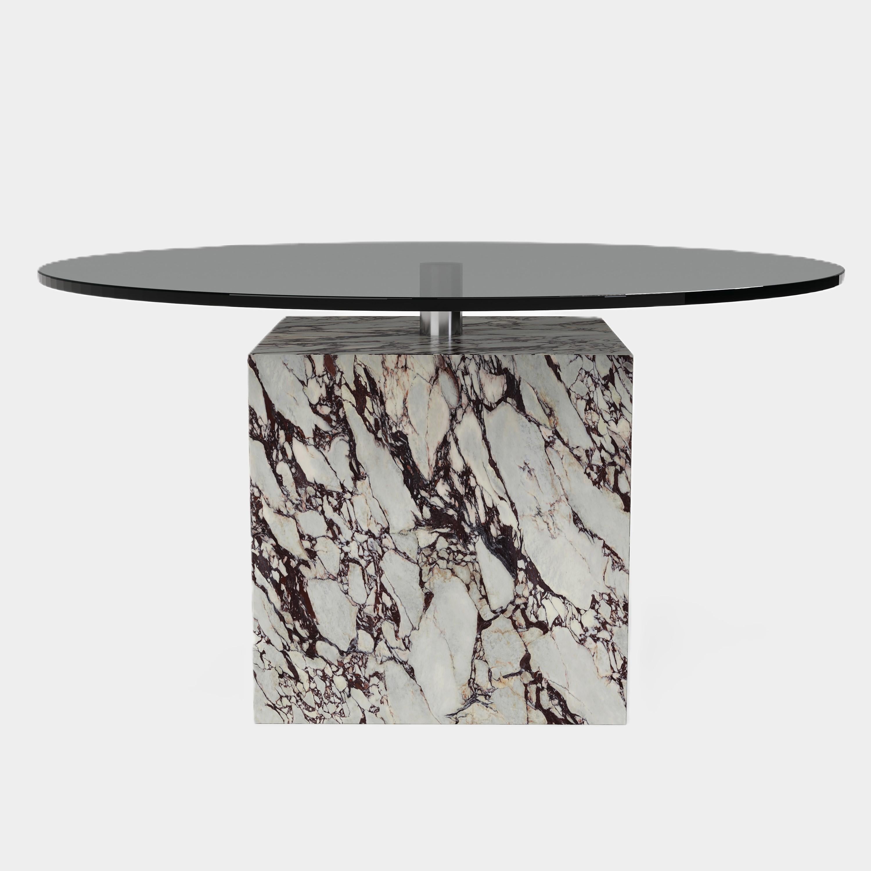 Cette table basse qui fait sensation est dotée d'une base rectangulaire en marbre avec des veines naturelles uniques, surmontée d'une surface en verre épurée. Sa silhouette moderne et ses matériaux contrastés créent un point focal saisissant pour