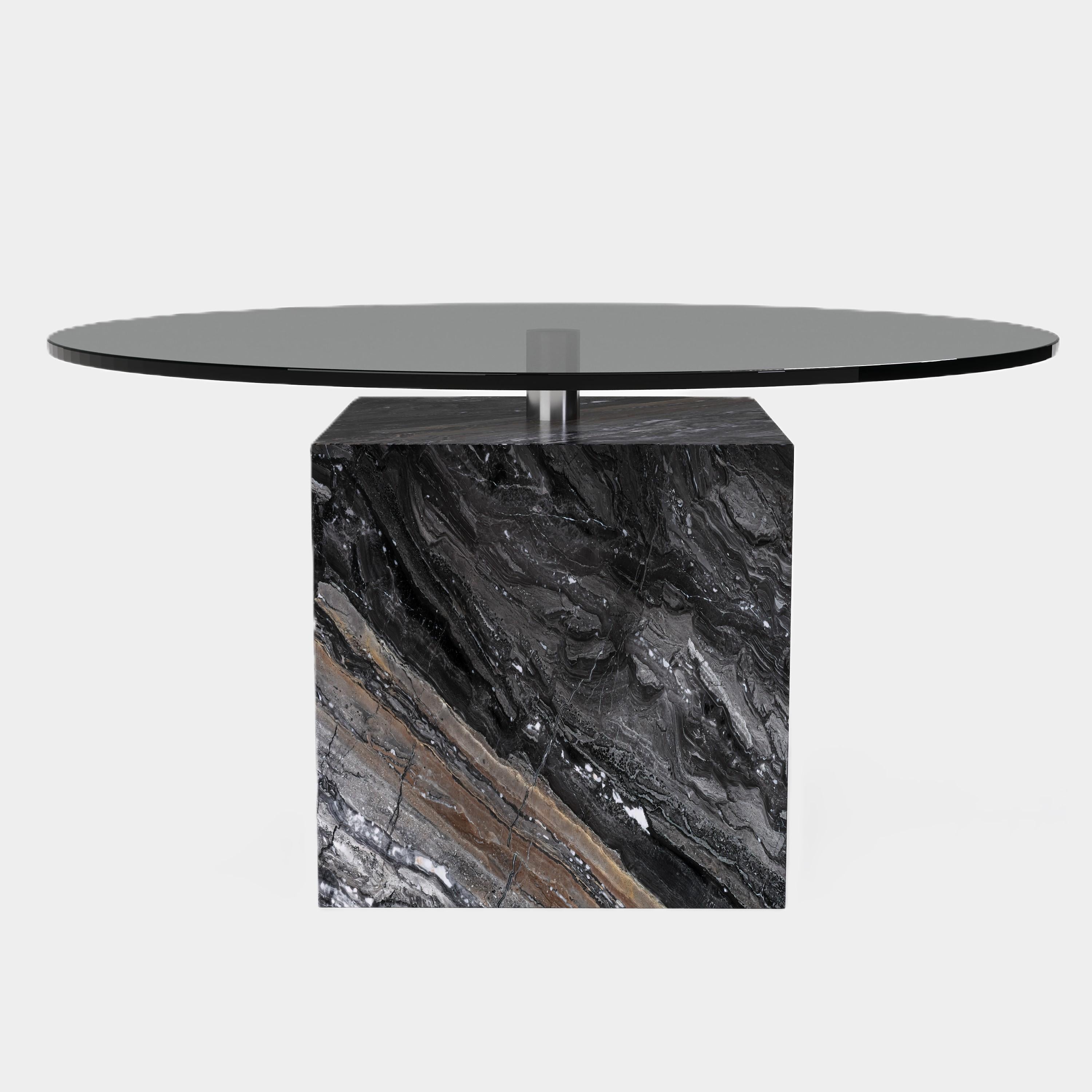 Cette table basse qui fait sensation est dotée d'une base rectangulaire en marbre avec des veines naturelles uniques, surmontée d'une surface en verre épurée. Sa silhouette moderne et ses matériaux contrastés créent un point focal saisissant pour